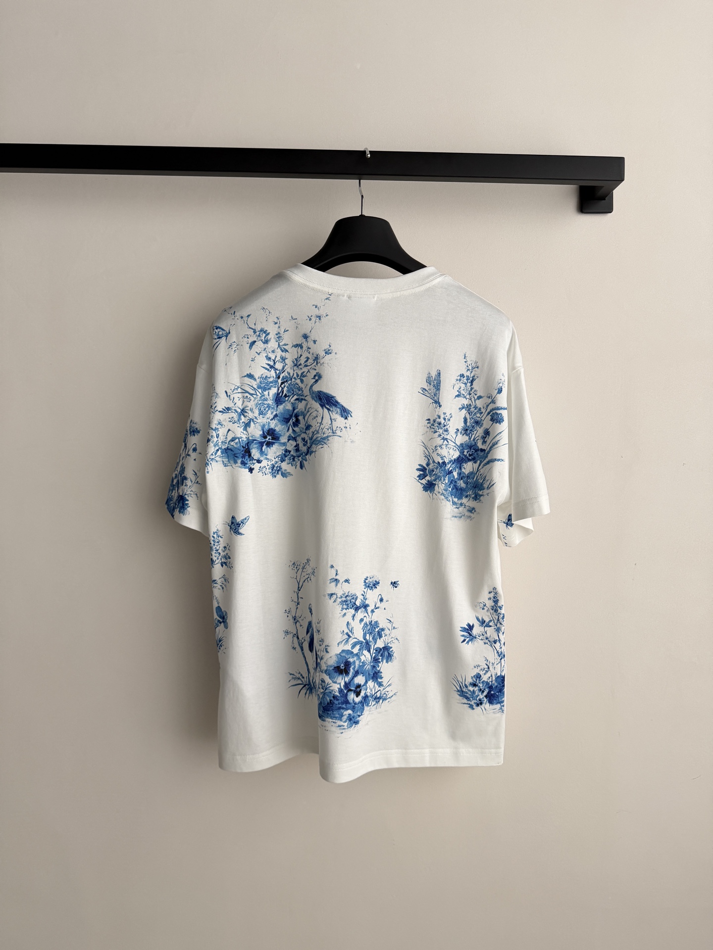 Dio*🆕这款 T 恤来自 Dioriviera 限定系列，突显白色底色海军蓝色 Floral Gard