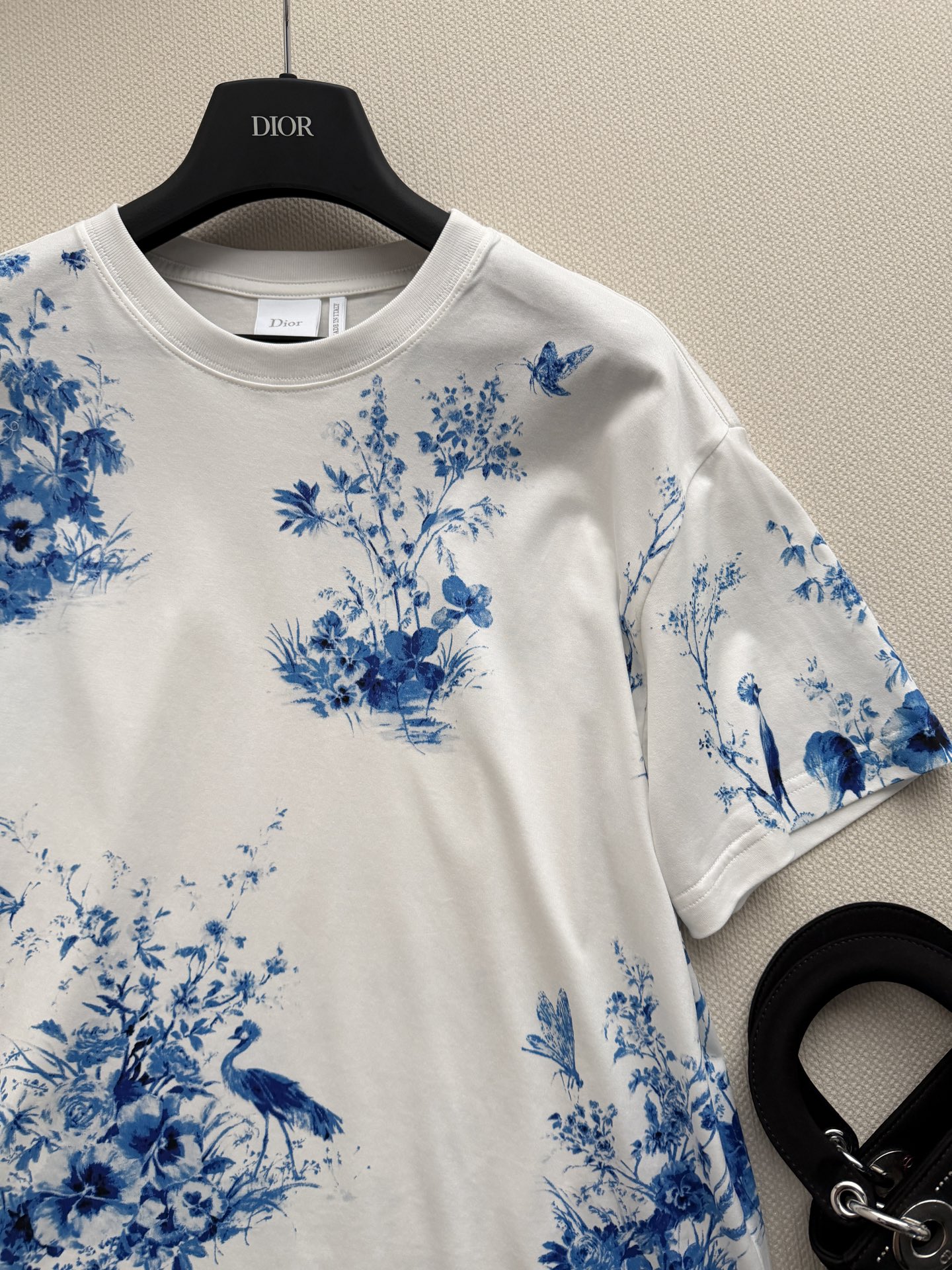Dio*🆕这款 T 恤来自 Dioriviera 限定系列，突显白色底色海军蓝色 Floral Gard