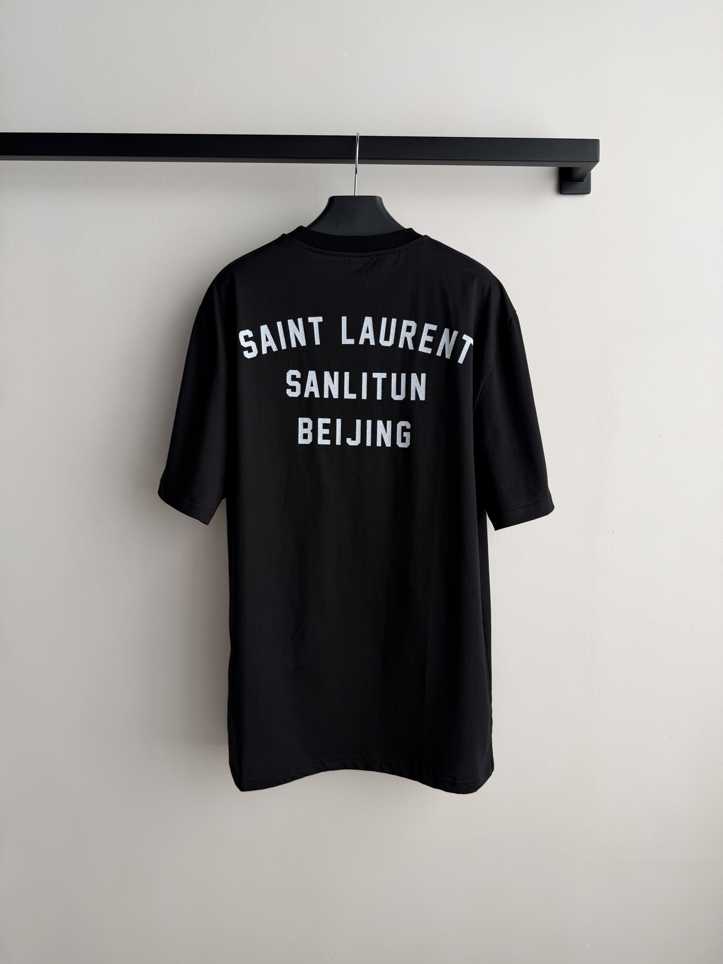 SaintLauren*🆕限定T恤，背后印有“SAINT LAURENT SANLITUN BEIJIN