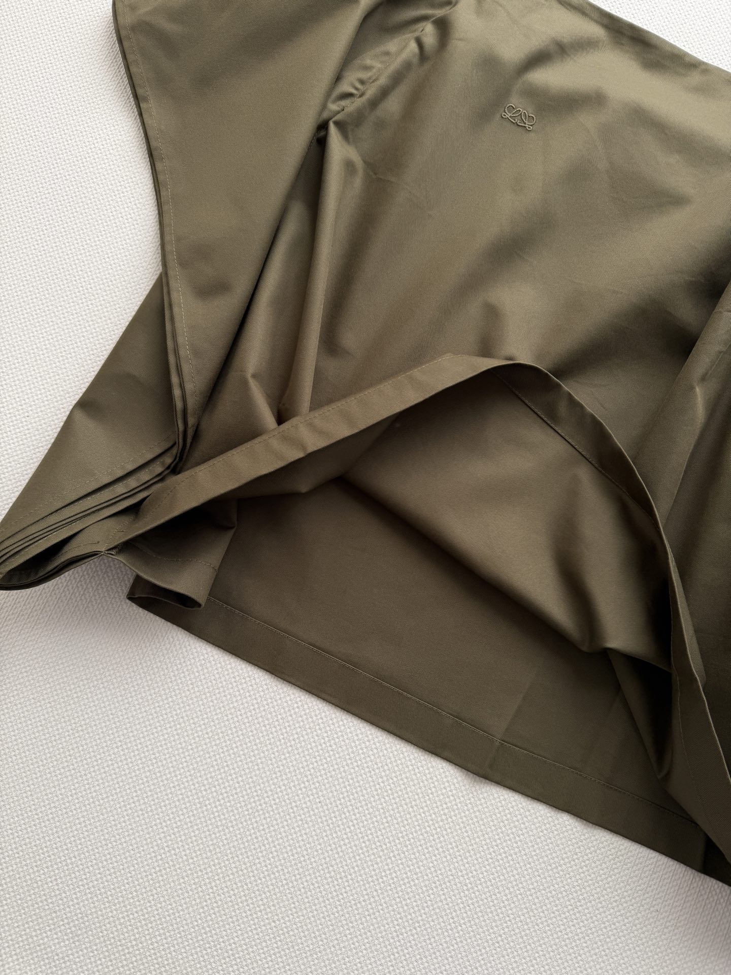 𝐋𝐎𝐄𝐖*🆕26new🪄橄榄绿不规则半身裙💚💚〰️裙身采用不规则剪裁，侧边层叠飘带设计，立体感满满，走路