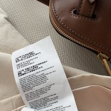 𝐌𝐢𝐮𝐌𝐢*🆕26new🪄高级手工坊系列💎全手工订钻装饰私服连衣裙💚💚💎领口全手工订钻工艺将祖母绿宝石与 𝐌𝐢𝐮𝐌𝐢*🆕26new🪄高级手工坊系列💎全手工订钻装饰私服连衣裙💚💚💎领口全手工订钻工艺将祖母绿宝石与
