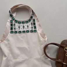 𝐌𝐢𝐮𝐌𝐢*🆕26new🪄高级手工坊系列💎全手工订钻装饰私服连衣裙💚💚💎领口全手工订钻工艺将祖母绿宝石与 𝐌𝐢𝐮𝐌𝐢*🆕26new🪄高级手工坊系列💎全手工订钻装饰私服连衣裙💚💚💎领口全手工订钻工艺将祖母绿宝石与