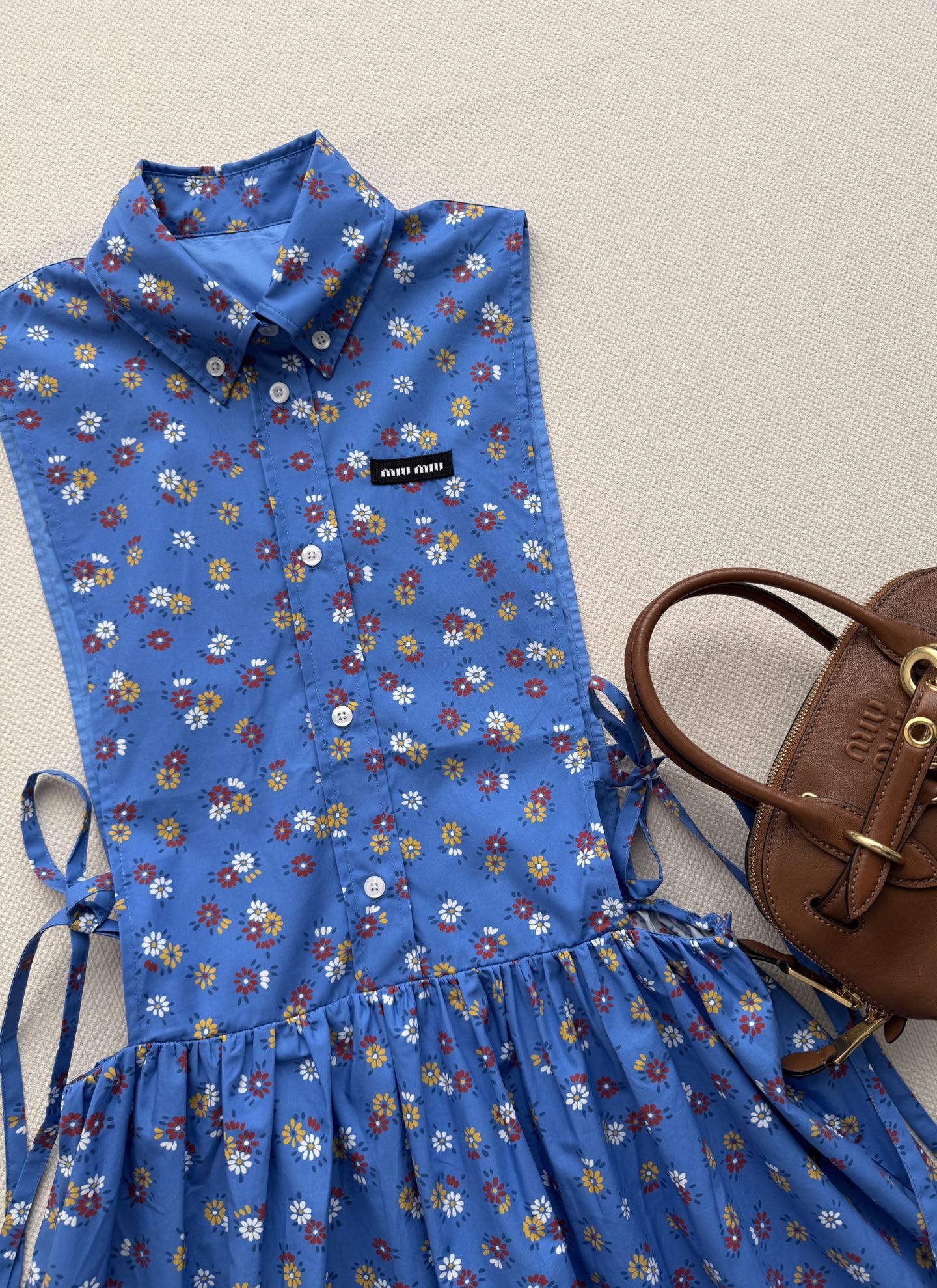Miumi*🆕26早春新款✨碎花 少女气质衬衫学院无袖翻领侧边系带衬衫连衣裙👗出货 刺绣字母低调奢华，定