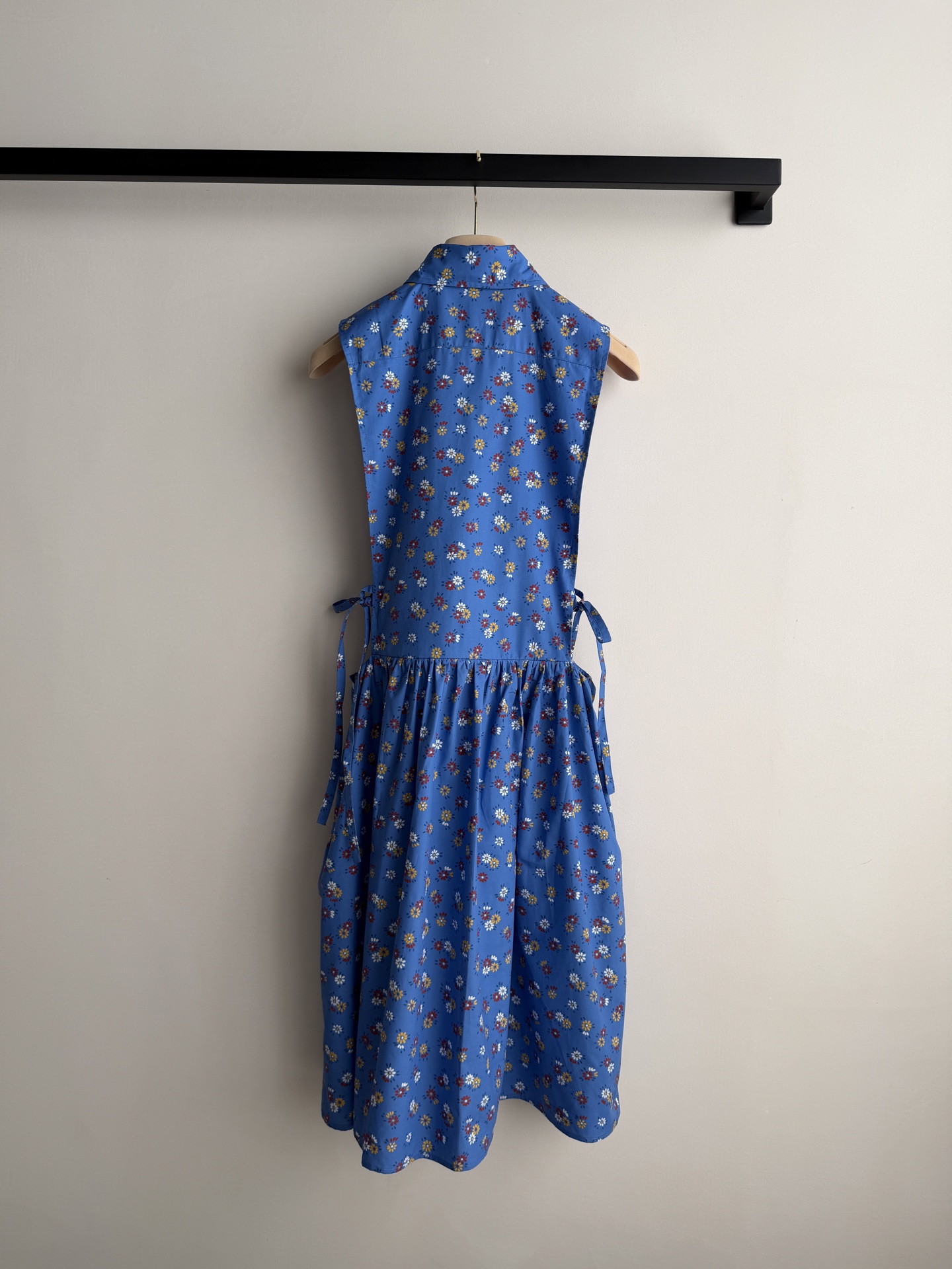 Miumi*🆕26早春新款✨碎花 少女气质衬衫学院无袖翻领侧边系带衬衫连衣裙👗出货 刺绣字母低调奢华，定