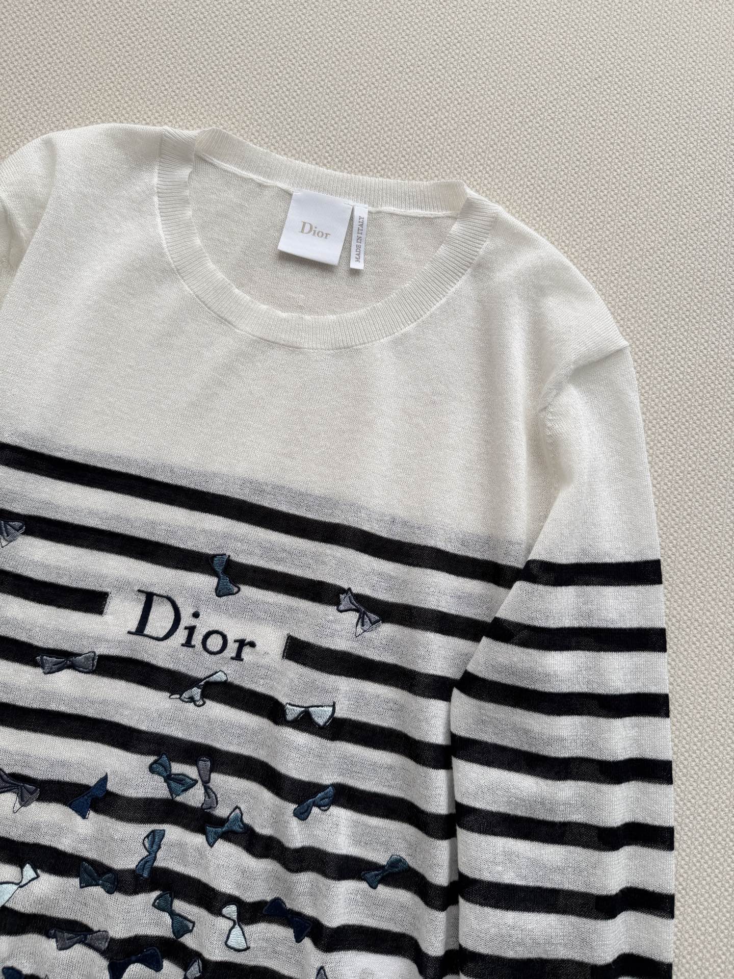 Dio*🆕2026早秋系列条纹绵羊毛毛衣，黑白条纹+蝴蝶刺绣，优雅又俏皮✨。100%绵羊毛，柔软亲肤，秋