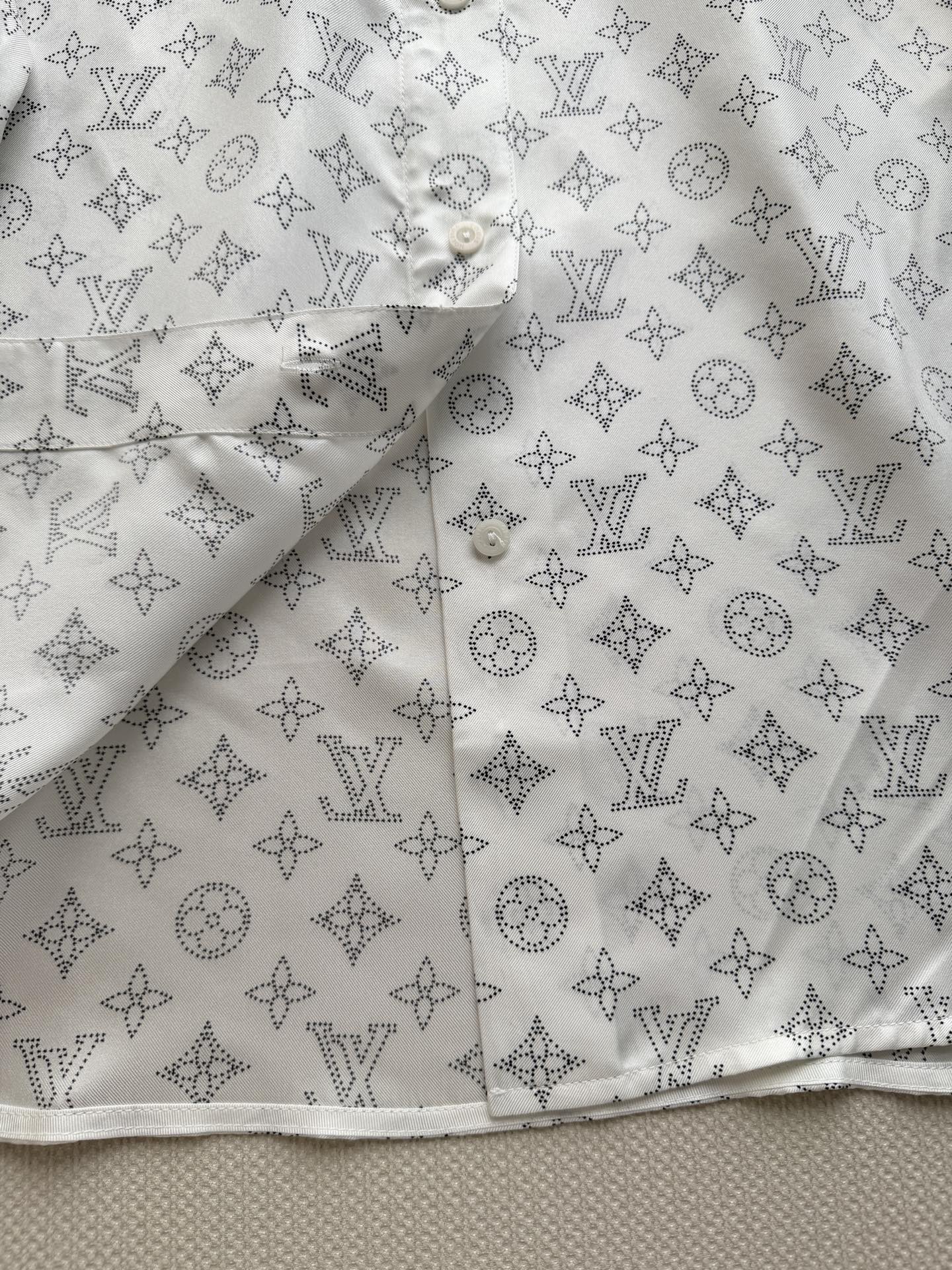 LouisVuitto*🆕Monogram真丝衬衫，经典满印图案，品牌辨识度超高！真丝材质轻盈柔软，透气