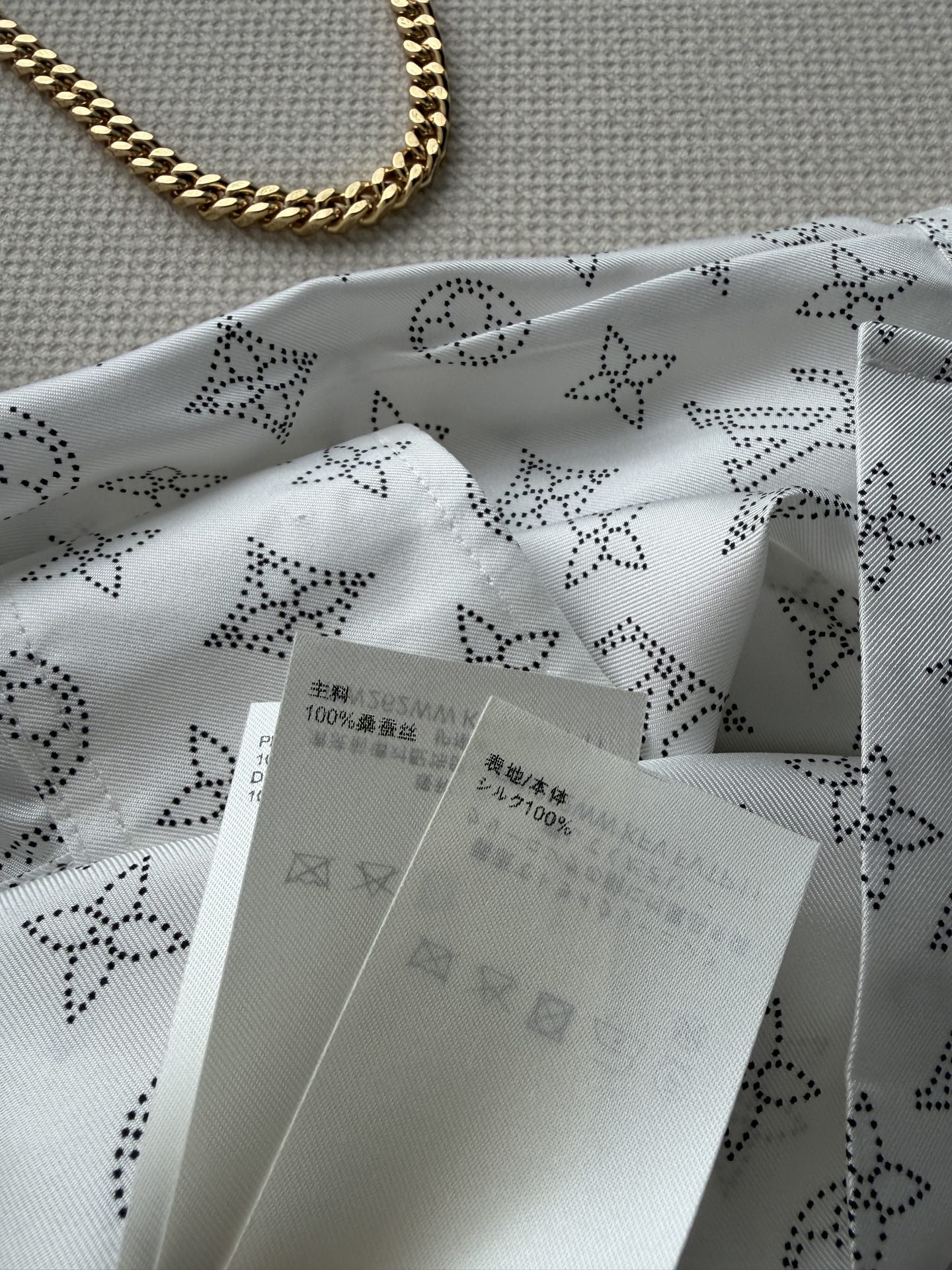 LouisVuitto*🆕Monogram真丝衬衫，经典满印图案，品牌辨识度超高！真丝材质轻盈柔软，透气