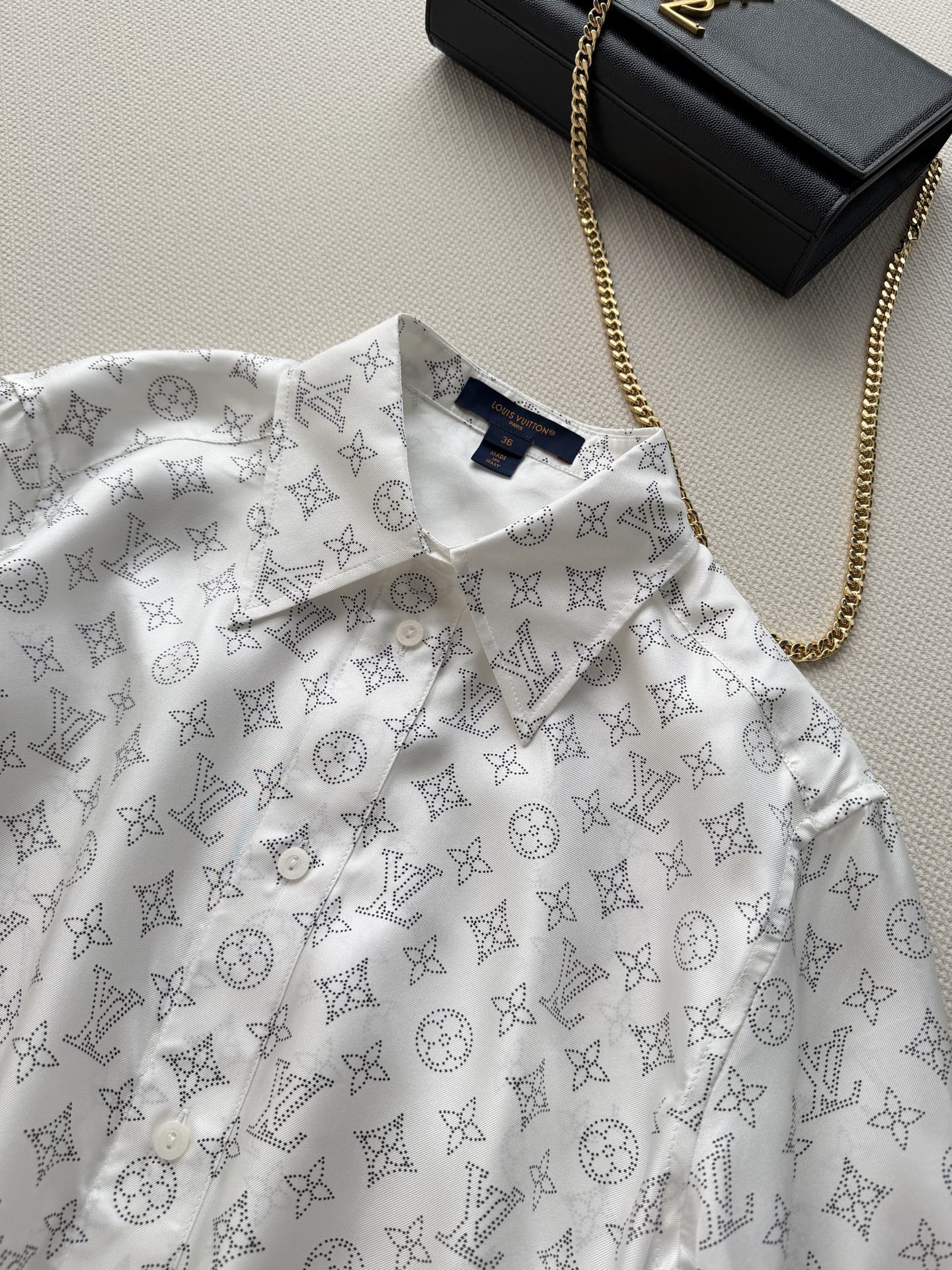LouisVuitto*🆕Monogram真丝衬衫，经典满印图案，品牌辨识度超高！真丝材质轻盈柔软，透气