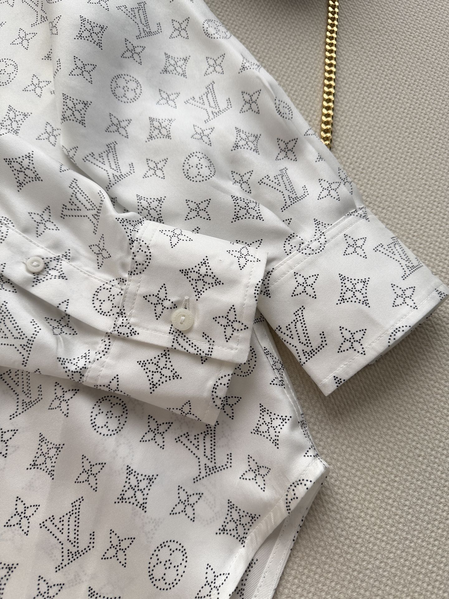 LouisVuitto*🆕Monogram真丝衬衫，经典满印图案，品牌辨识度超高！真丝材质轻盈柔软，透气