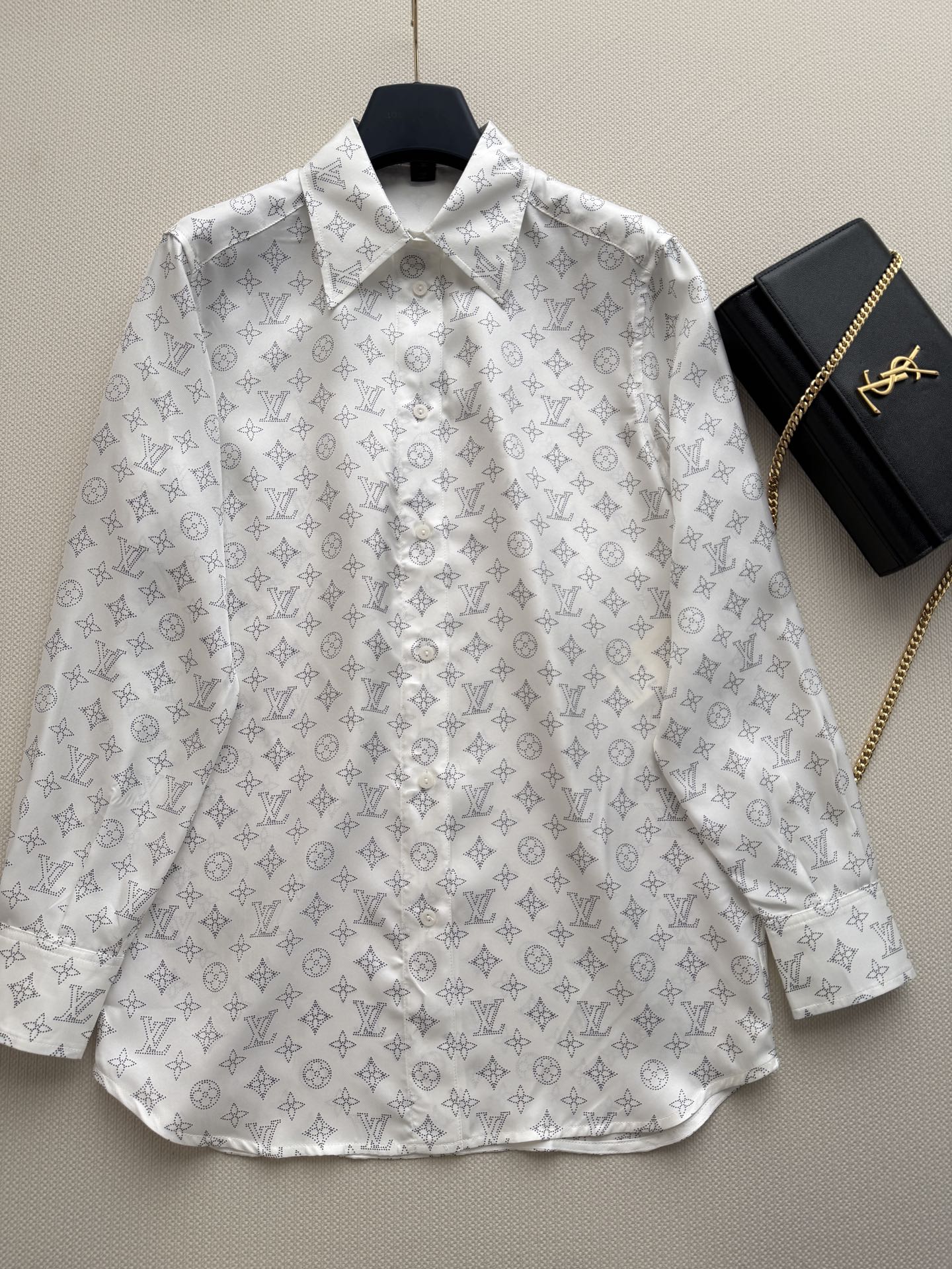 LouisVuitto*🆕Monogram真丝衬衫，经典满印图案，品牌辨识度超高！真丝材质轻盈柔软，透气