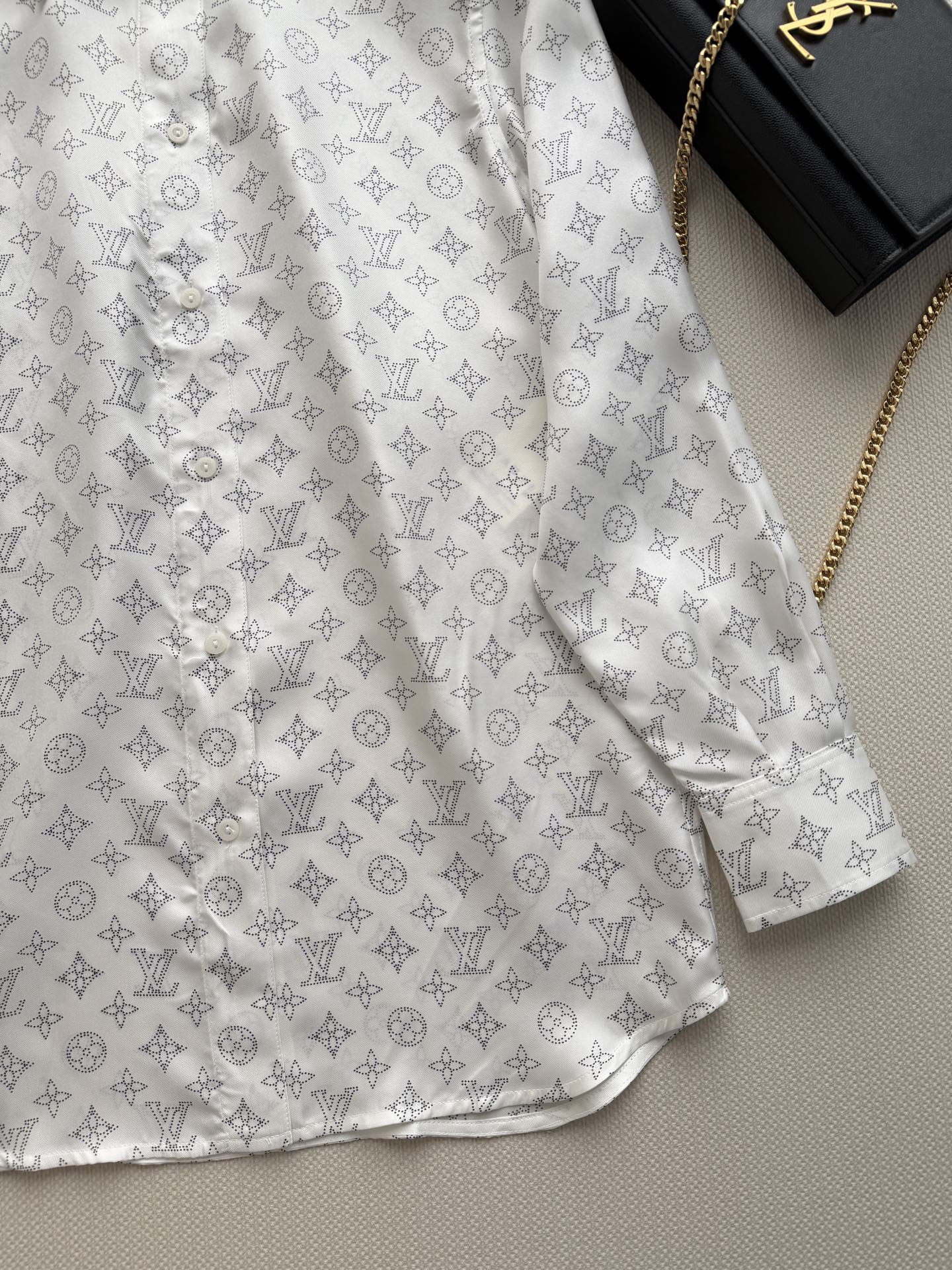 LouisVuitto*🆕Monogram真丝衬衫，经典满印图案，品牌辨识度超高！真丝材质轻盈柔软，透气
