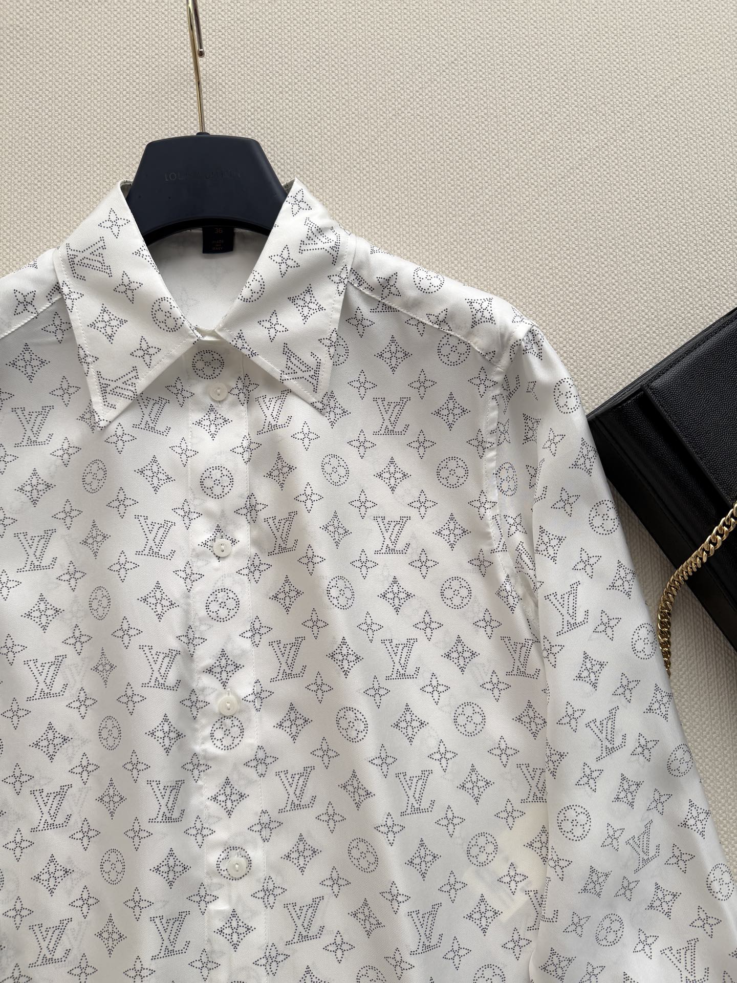 LouisVuitto*🆕Monogram真丝衬衫，经典满印图案，品牌辨识度超高！真丝材质轻盈柔软，透气