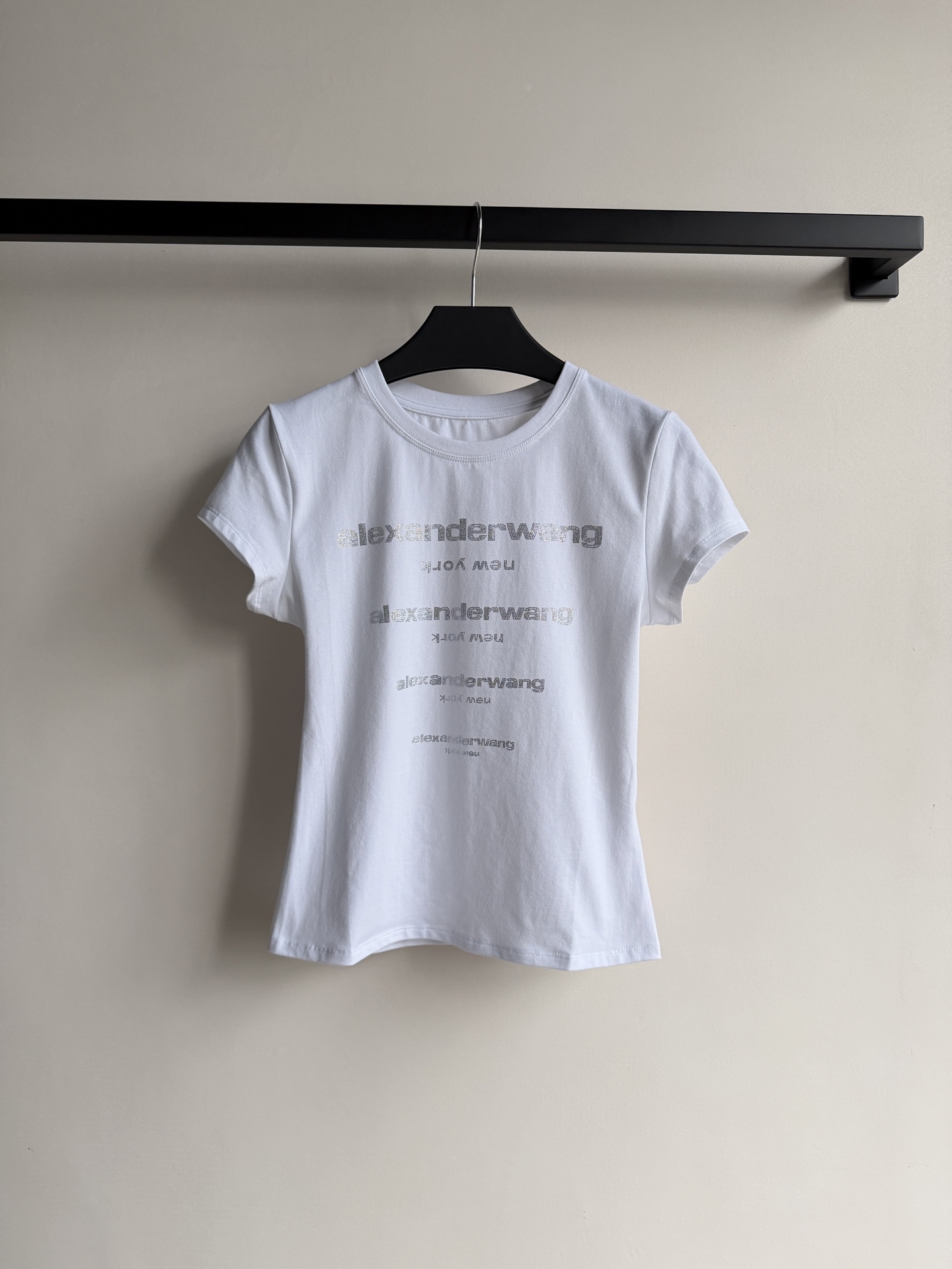 𝐴𝑙𝑒𝑥𝑎𝑛𝑑𝑒* 𝑊𝑎𝑛𝑔大王🆕新品烫钻T恤白色棉质平纹针织面料 胸口饰烫钻品牌标识图案 圆领领口 罗