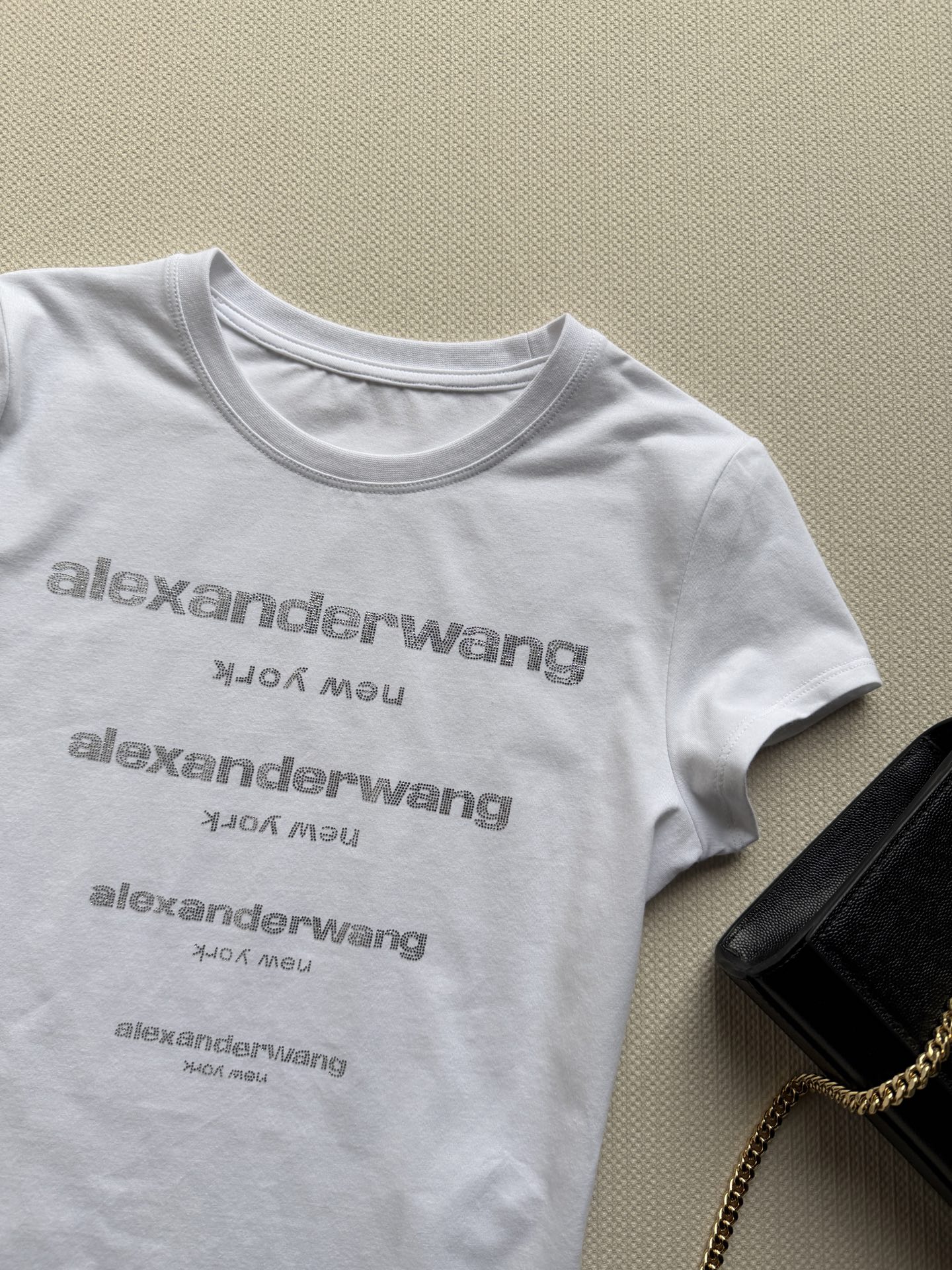 𝐴𝑙𝑒𝑥𝑎𝑛𝑑𝑒* 𝑊𝑎𝑛𝑔大王🆕新品烫钻T恤白色棉质平纹针织面料 胸口饰烫钻品牌标识图案 圆领领口 罗