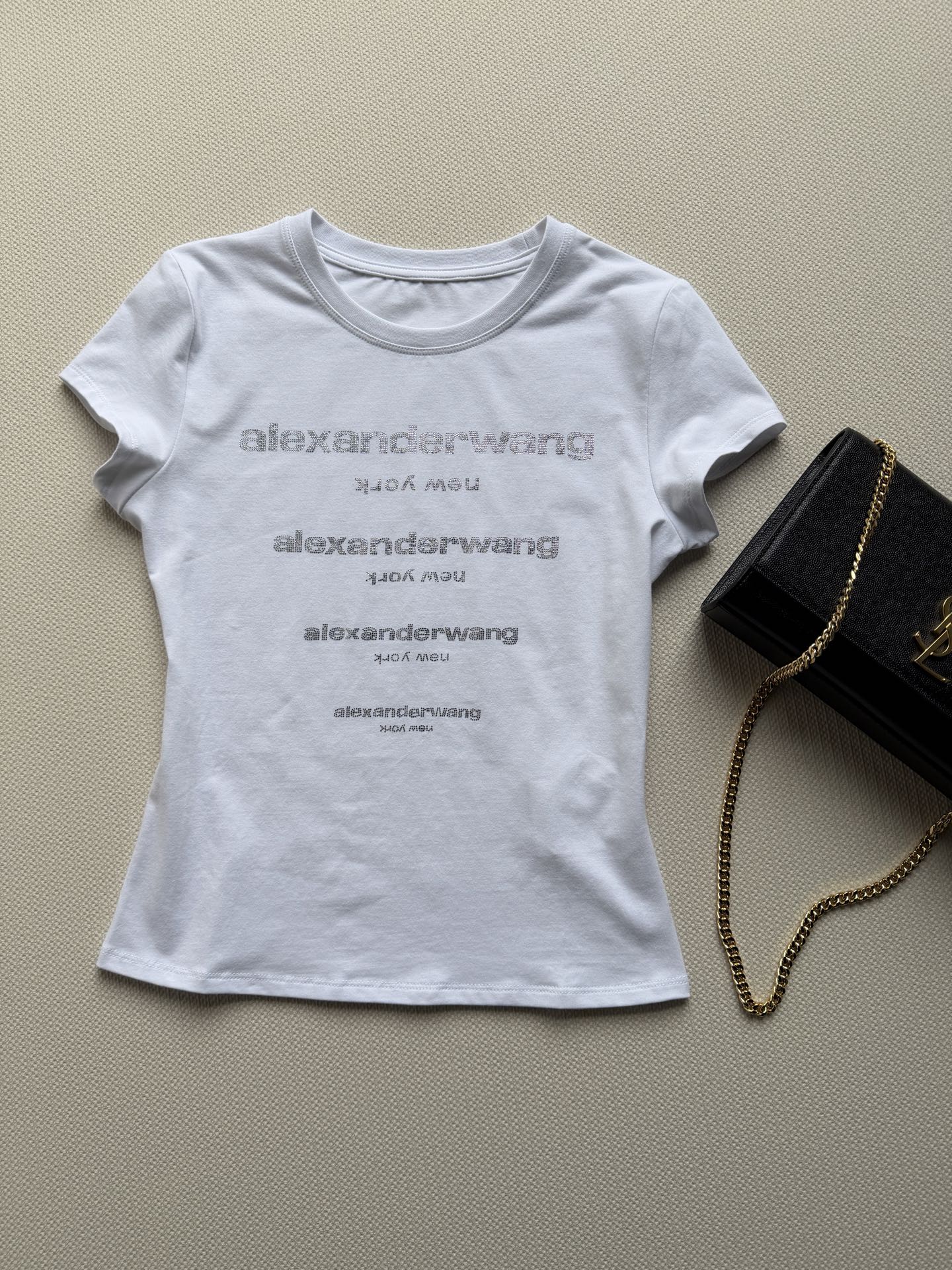 𝐴𝑙𝑒𝑥𝑎𝑛𝑑𝑒* 𝑊𝑎𝑛𝑔大王🆕新品烫钻T恤白色棉质平纹针织面料 胸口饰烫钻品牌标识图案 圆领领口 罗