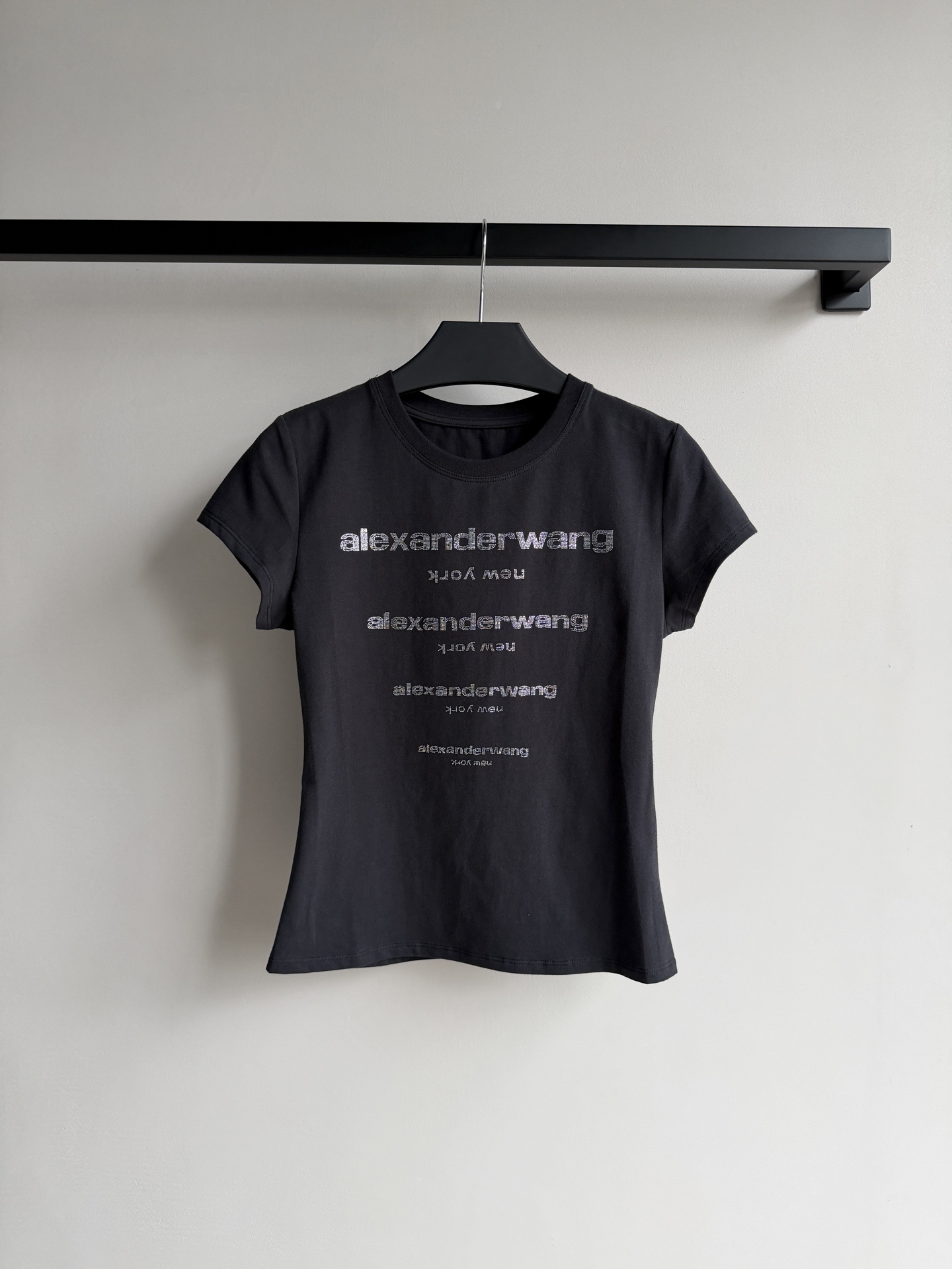 𝐴𝑙𝑒𝑥𝑎𝑛𝑑𝑒* 𝑊𝑎𝑛𝑔大王🆕新品烫钻T恤白色棉质平纹针织面料 胸口饰烫钻品牌标识图案 圆领领口 罗