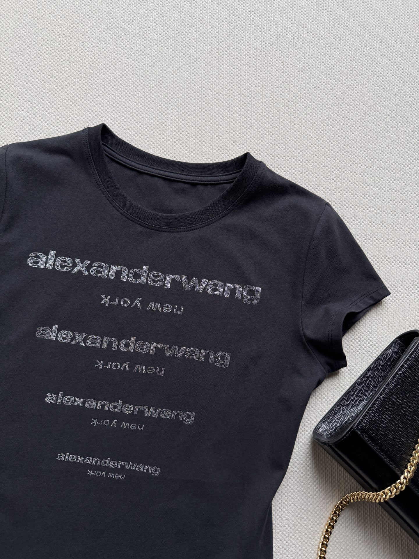 𝐴𝑙𝑒𝑥𝑎𝑛𝑑𝑒* 𝑊𝑎𝑛𝑔大王🆕新品烫钻T恤白色棉质平纹针织面料 胸口饰烫钻品牌标识图案 圆领领口 罗