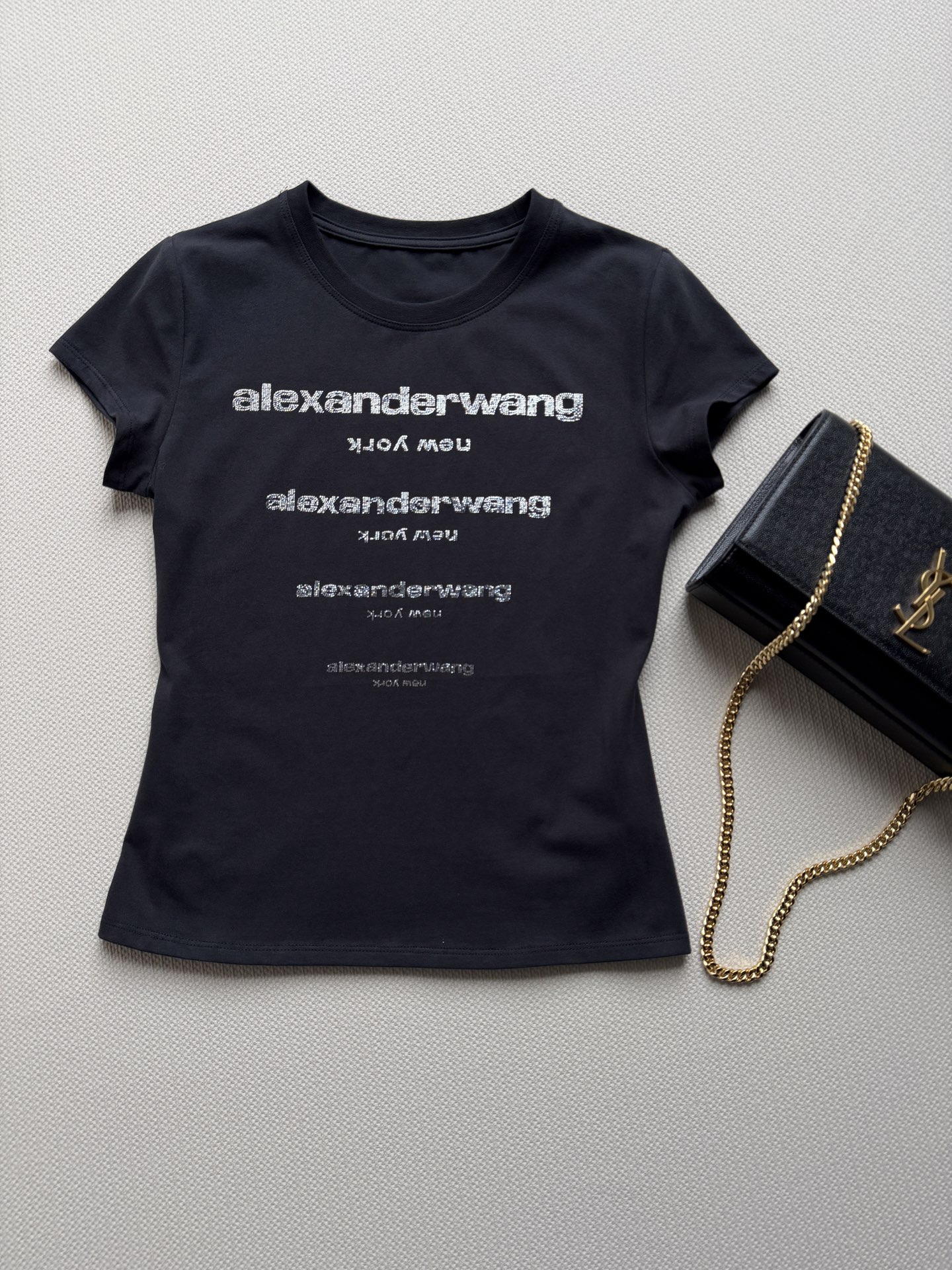 𝐴𝑙𝑒𝑥𝑎𝑛𝑑𝑒* 𝑊𝑎𝑛𝑔大王🆕新品烫钻T恤白色棉质平纹针织面料 胸口饰烫钻品牌标识图案 圆领领口 罗