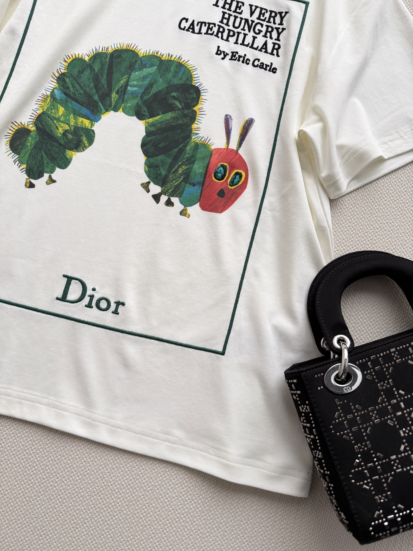Dio*🆕和经典绘本《好饿的毛毛虫》联名T恤，纯棉材质，穿着超舒适！正面是毛毛虫插画+书名，童趣满满又超