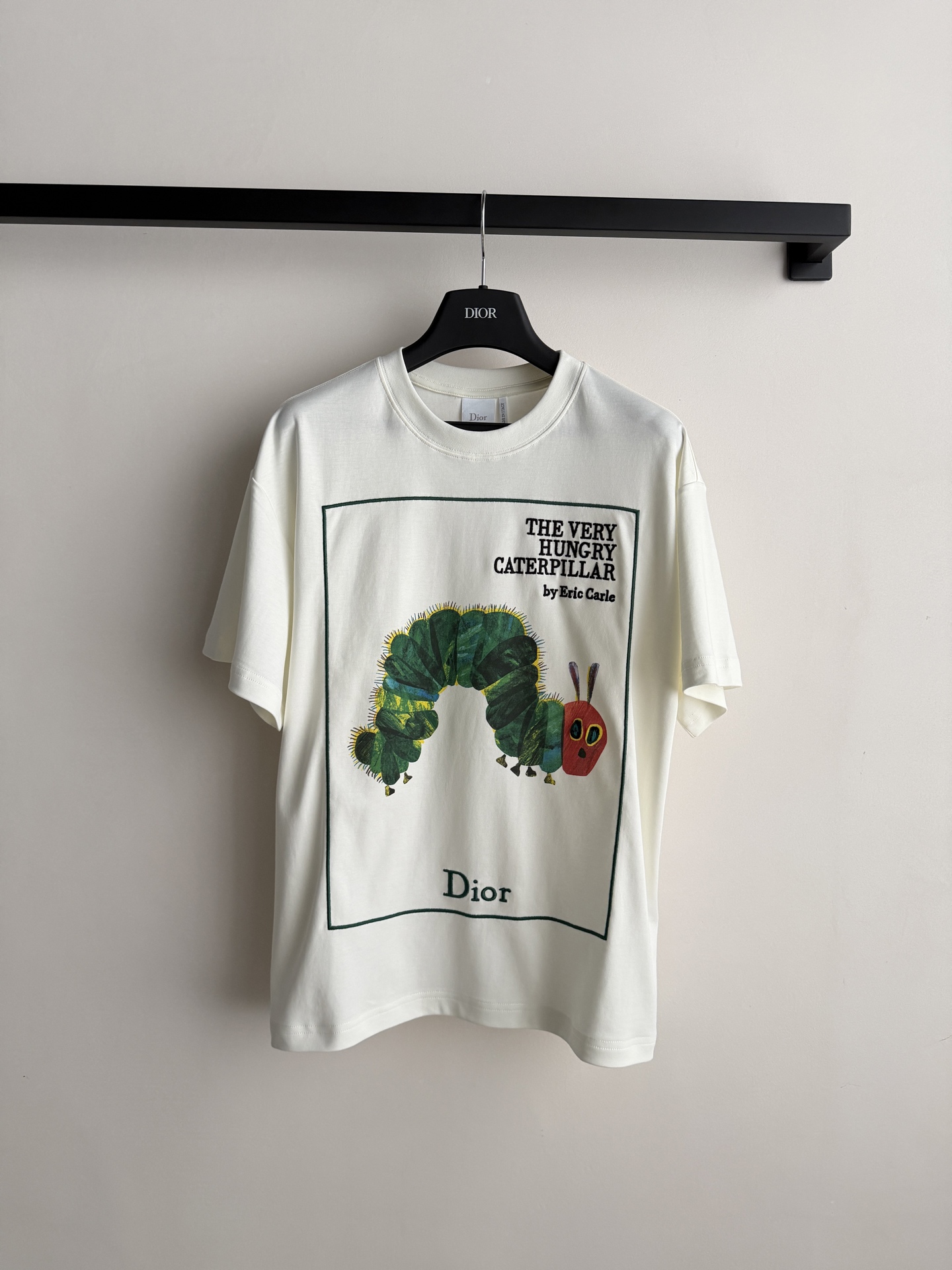Dio*🆕和经典绘本《好饿的毛毛虫》联名T恤，纯棉材质，穿着超舒适！正面是毛毛虫插画+书名，童趣满满又超