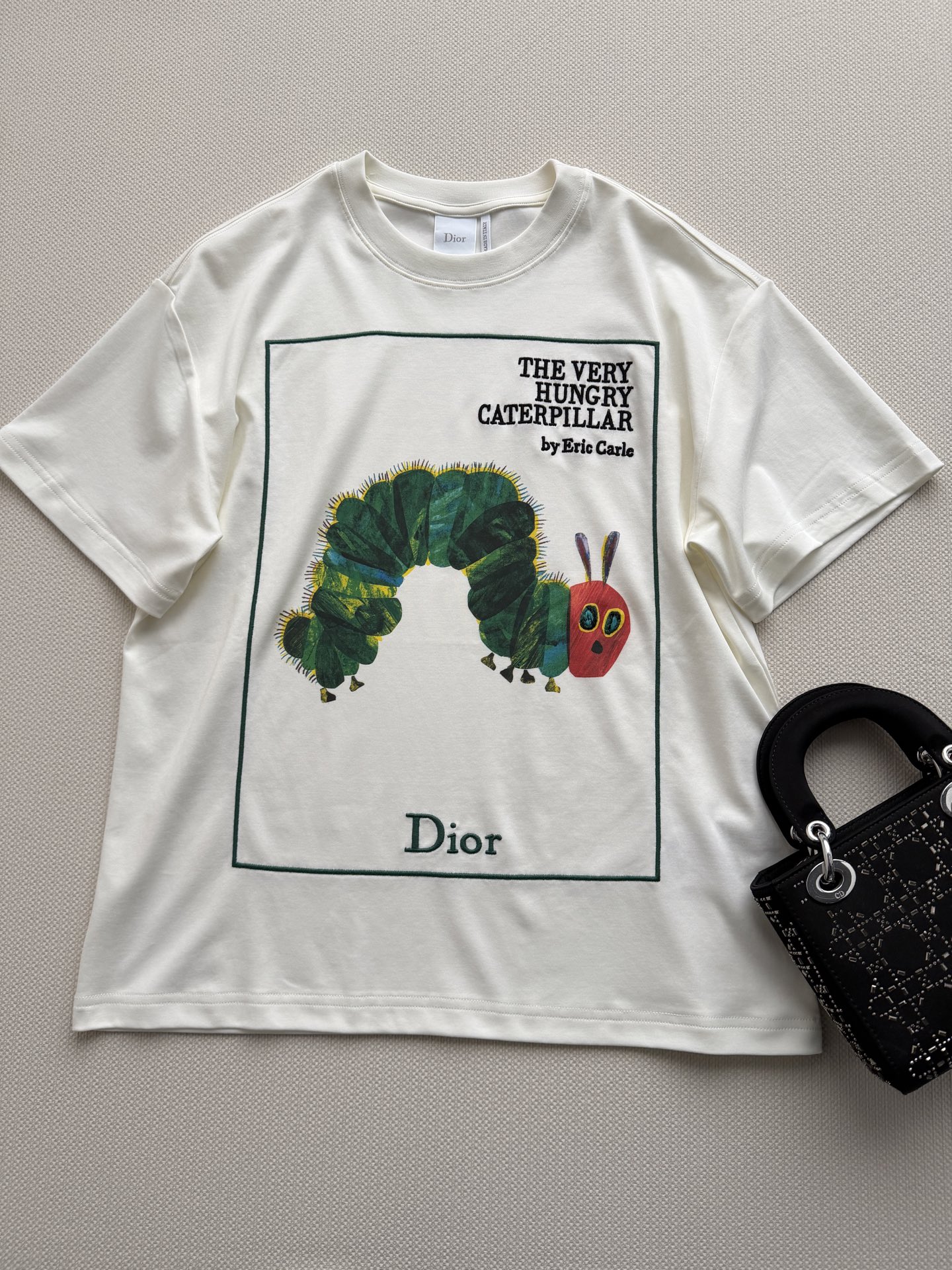 Dio*🆕和经典绘本《好饿的毛毛虫》联名T恤，纯棉材质，穿着超舒适！正面是毛毛虫插画+书名，童趣满满又超