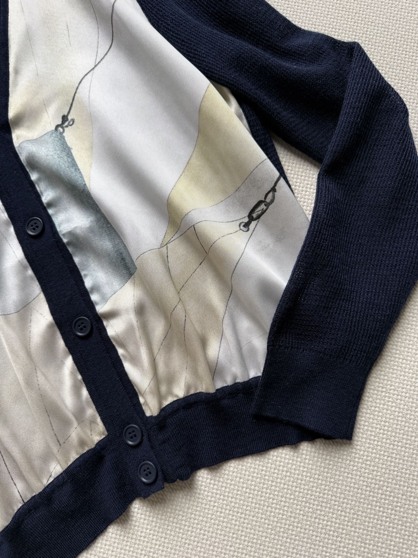 Loro Piana 26春夏新款，真丝+羊毛拼接，前片真丝印花，后背羊毛针织，轻薄透气又保暖。藏蓝与米