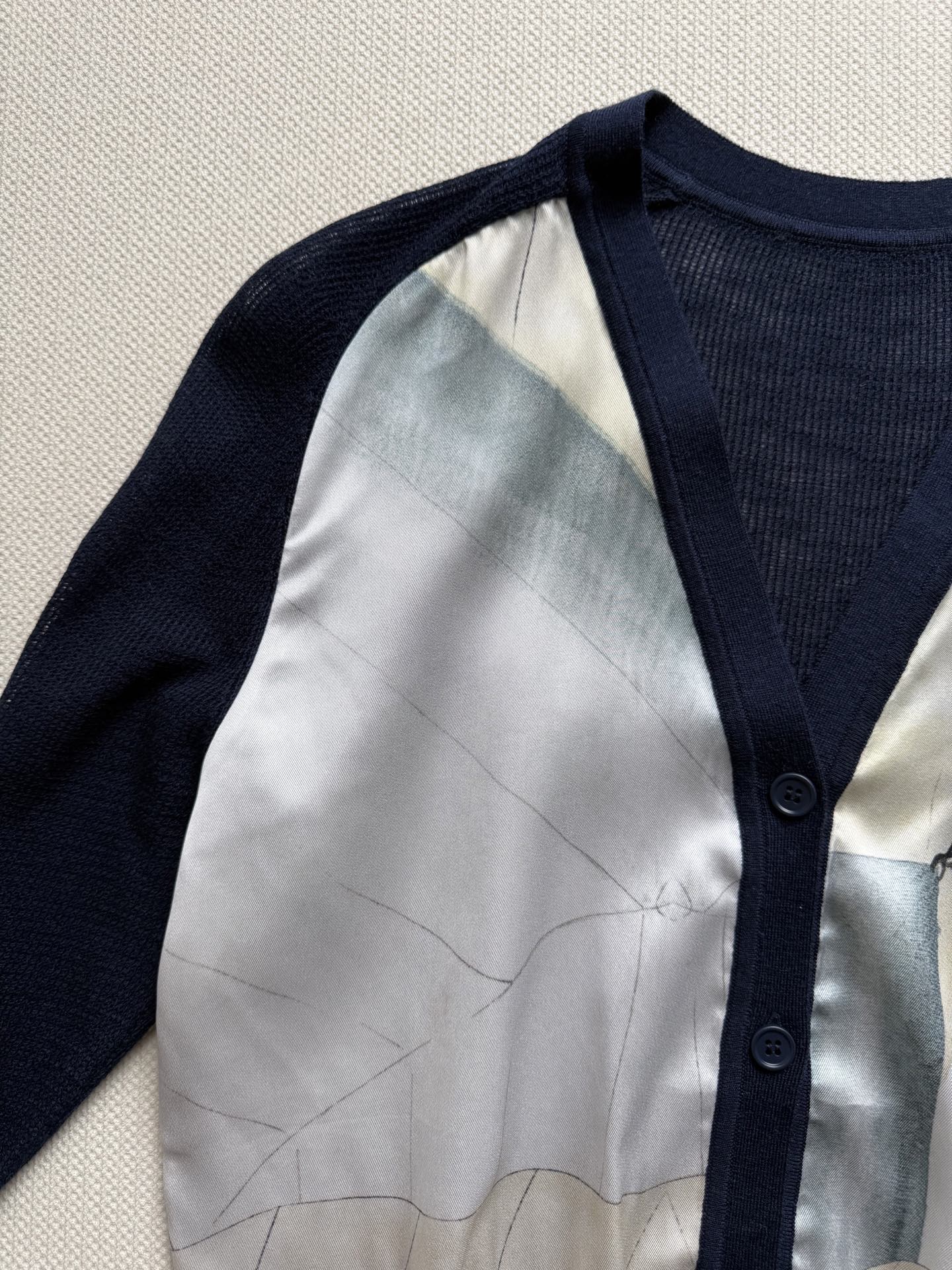 Loro Piana 26春夏新款，真丝+羊毛拼接，前片真丝印花，后背羊毛针织，轻薄透气又保暖。藏蓝与米