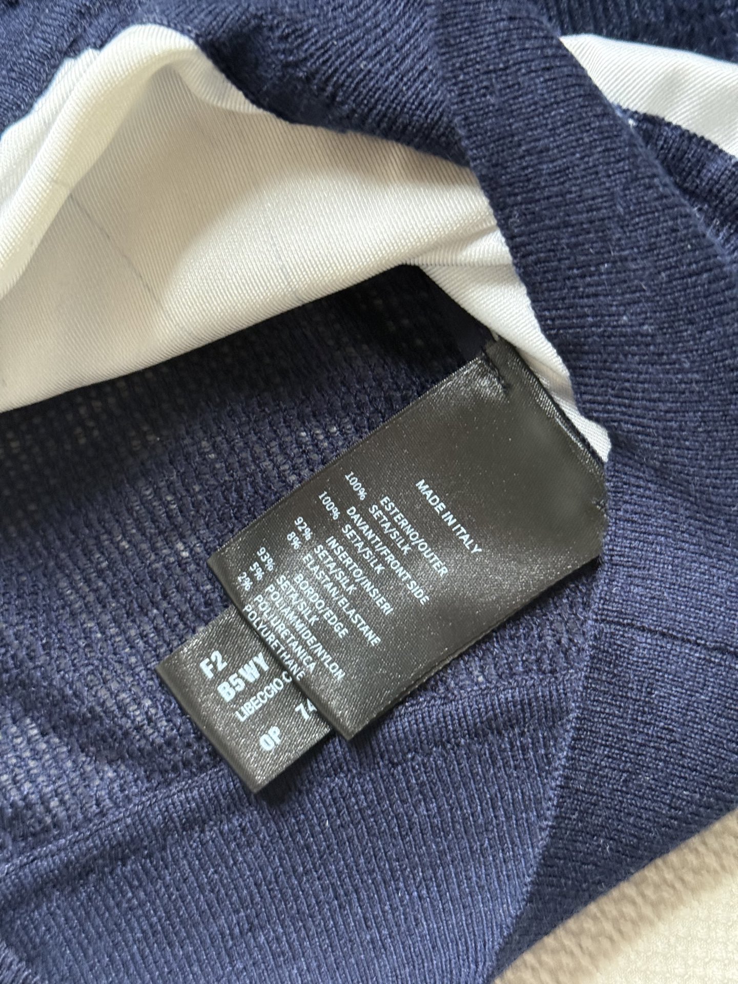Loro Piana 26春夏新款，真丝+羊毛拼接，前片真丝印花，后背羊毛针织，轻薄透气又保暖。藏蓝与米