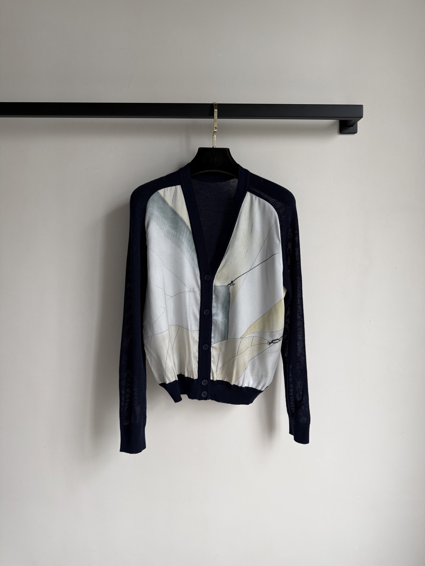 Loro Piana 26春夏新款，真丝+羊毛拼接，前片真丝印花，后背羊毛针织，轻薄透气又保暖。藏蓝与米