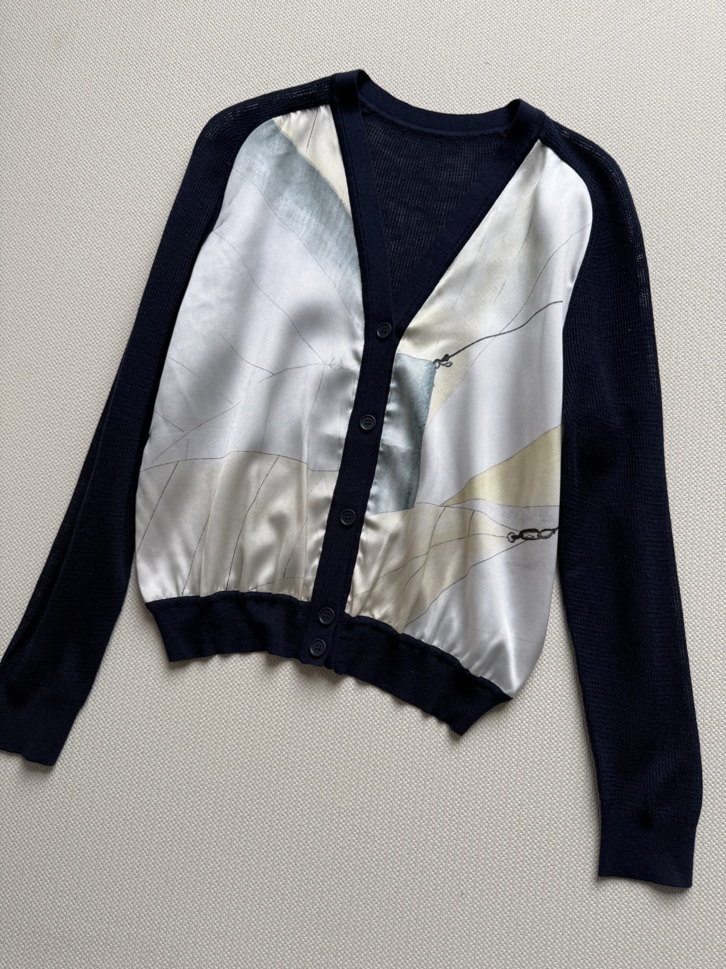 Loro Piana 26春夏新款，真丝+羊毛拼接，前片真丝印花，后背羊毛针织，轻薄透气又保暖。藏蓝与米