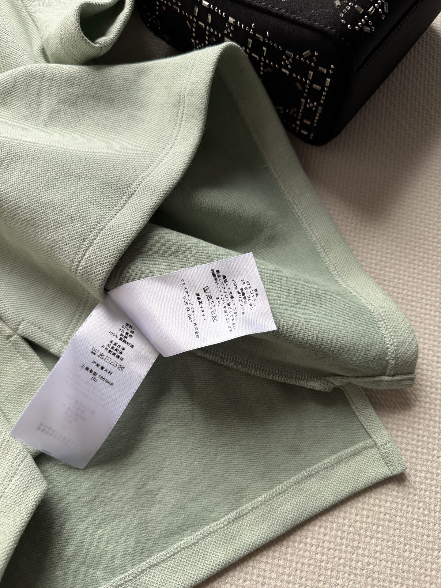 Dio*🆕这款 Polo 衫突显同色调 Dior Médaillon 标志刺绣，呼应 Dior 沙龙十八