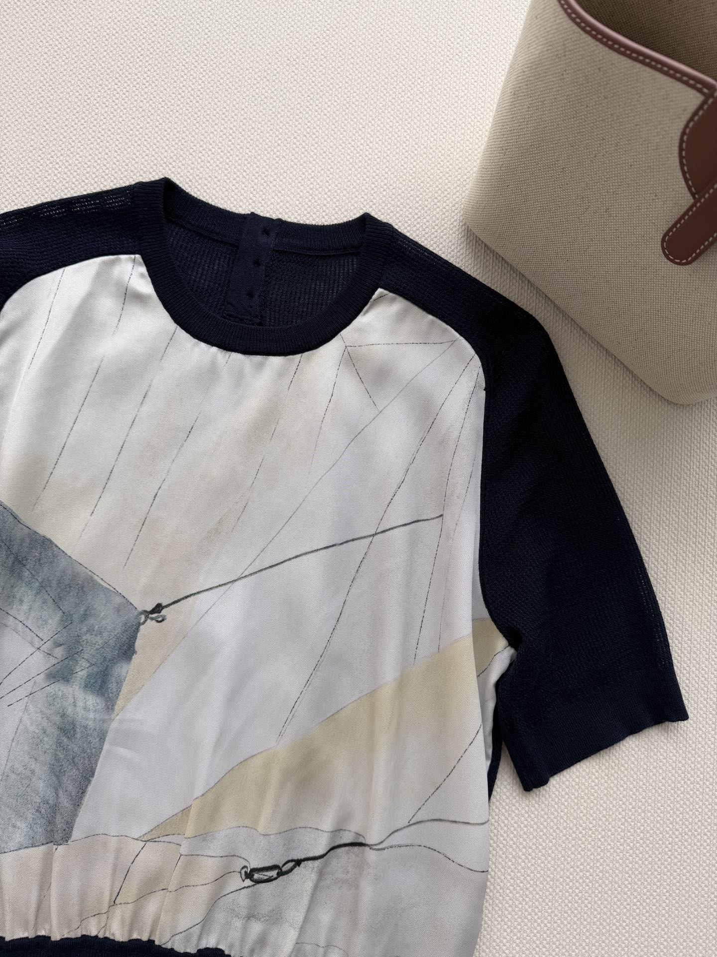 Loro Piana 26春夏新款，真丝+羊毛拼接，前片真丝印花，后背羊毛针织，轻薄透气又保暖。藏蓝与米