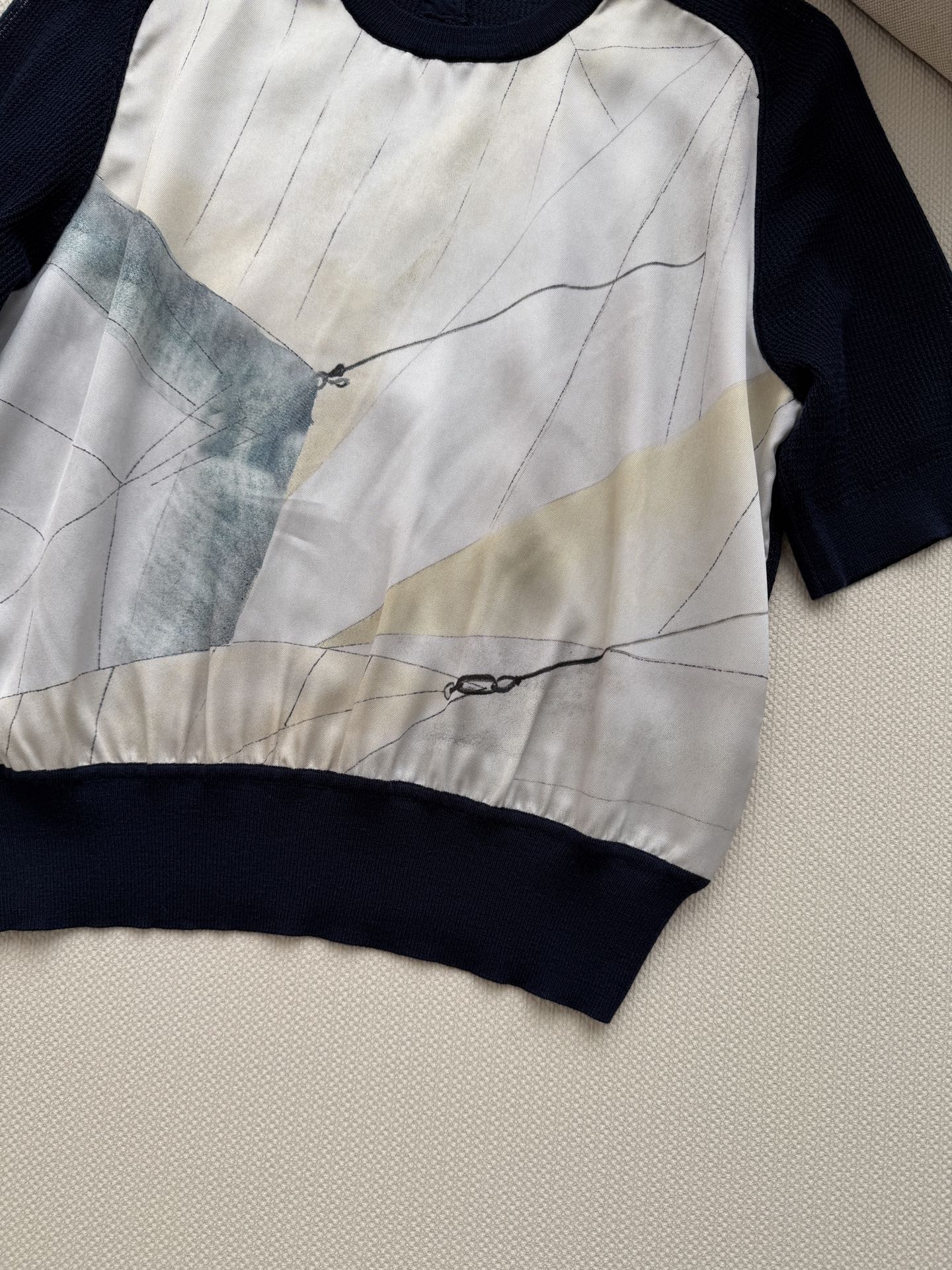 Loro Piana 26春夏新款，真丝+羊毛拼接，前片真丝印花，后背羊毛针织，轻薄透气又保暖。藏蓝与米
