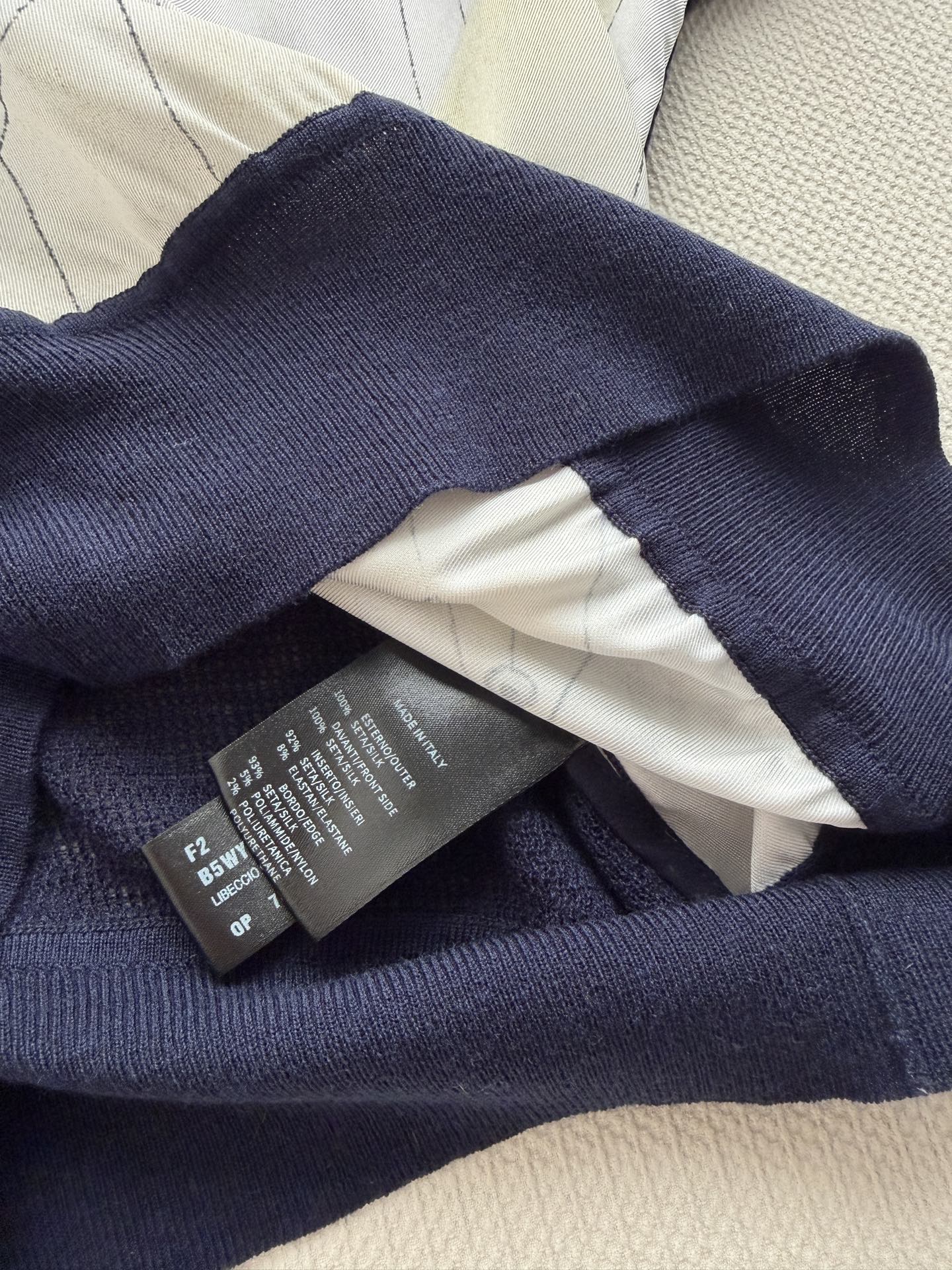 Loro Piana 26春夏新款，真丝+羊毛拼接，前片真丝印花，后背羊毛针织，轻薄透气又保暖。藏蓝与米