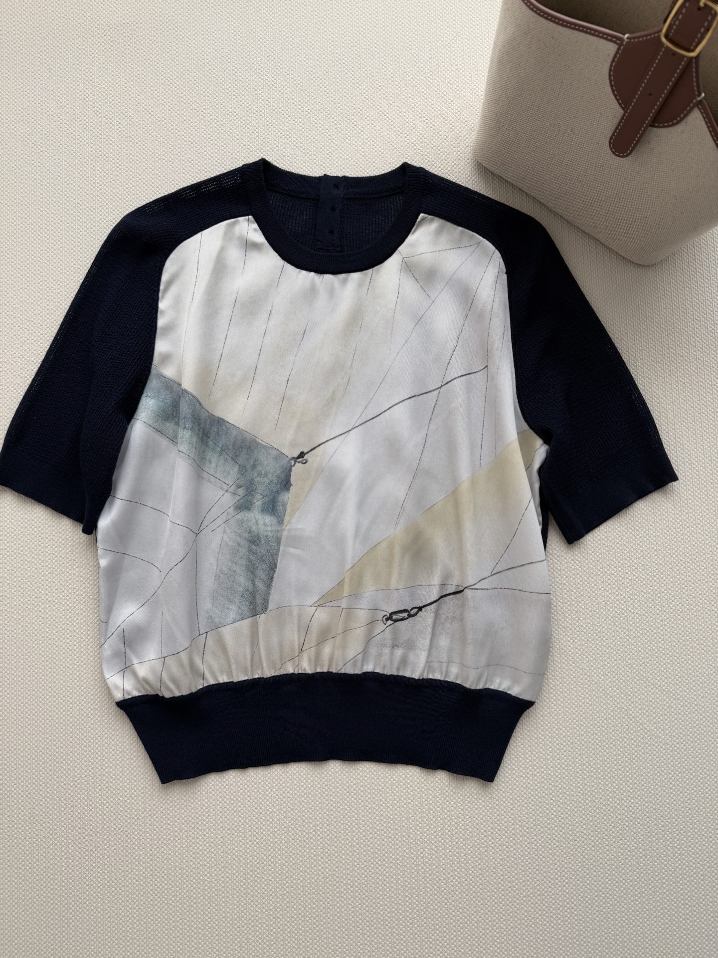 Loro Piana 26春夏新款，真丝+羊毛拼接，前片真丝印花，后背羊毛针织，轻薄透气又保暖。藏蓝与米