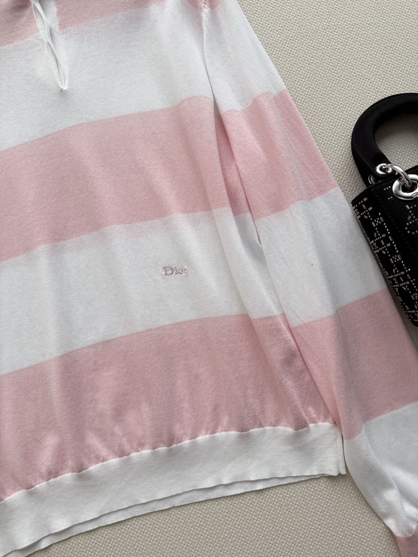 Dio*🆕高版本26春夏新款粉白条纹Polo针织衫，💕18针高密度针织，将经典的运动休闲风与法式优雅完美