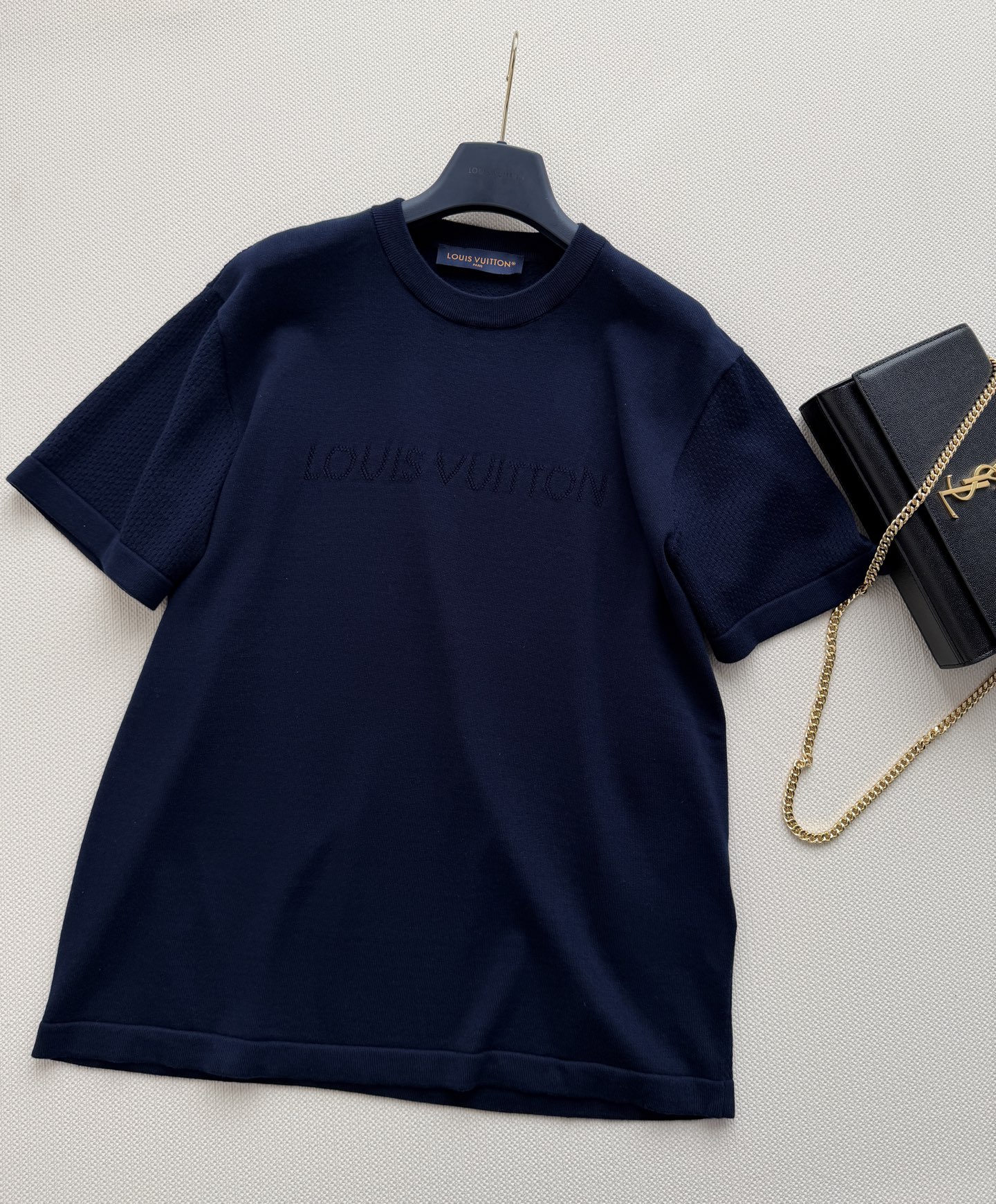 LouisVuitto*🆕短袖T恤，简约低调设计，胸前Logo刺绣超有辨识度！针织面料柔软透气，夏天穿超