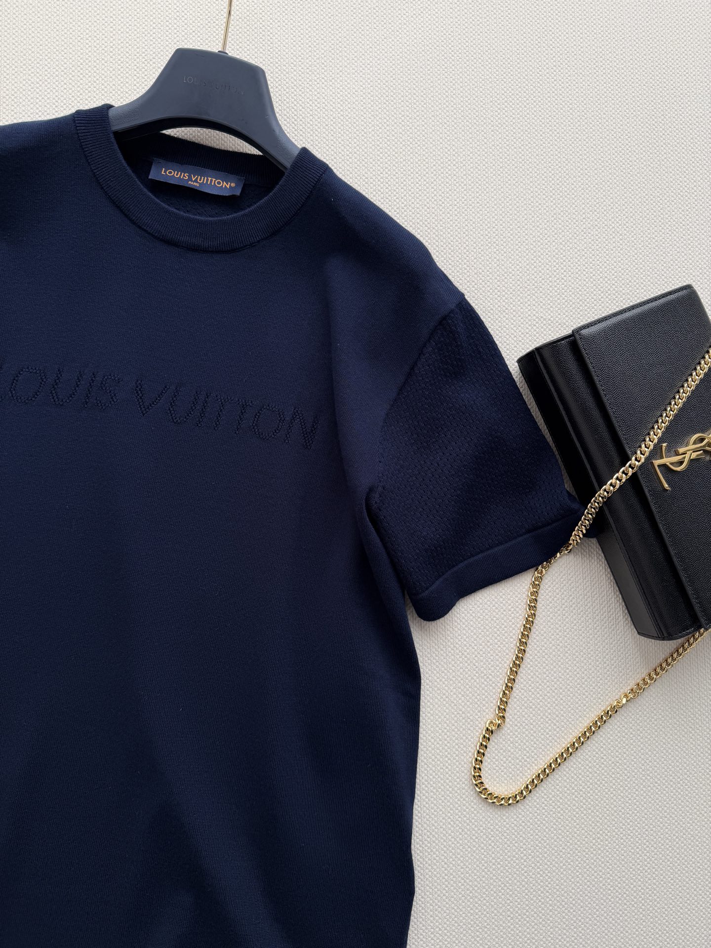 LouisVuitto*🆕短袖T恤，简约低调设计，胸前Logo刺绣超有辨识度！针织面料柔软透气，夏天穿超