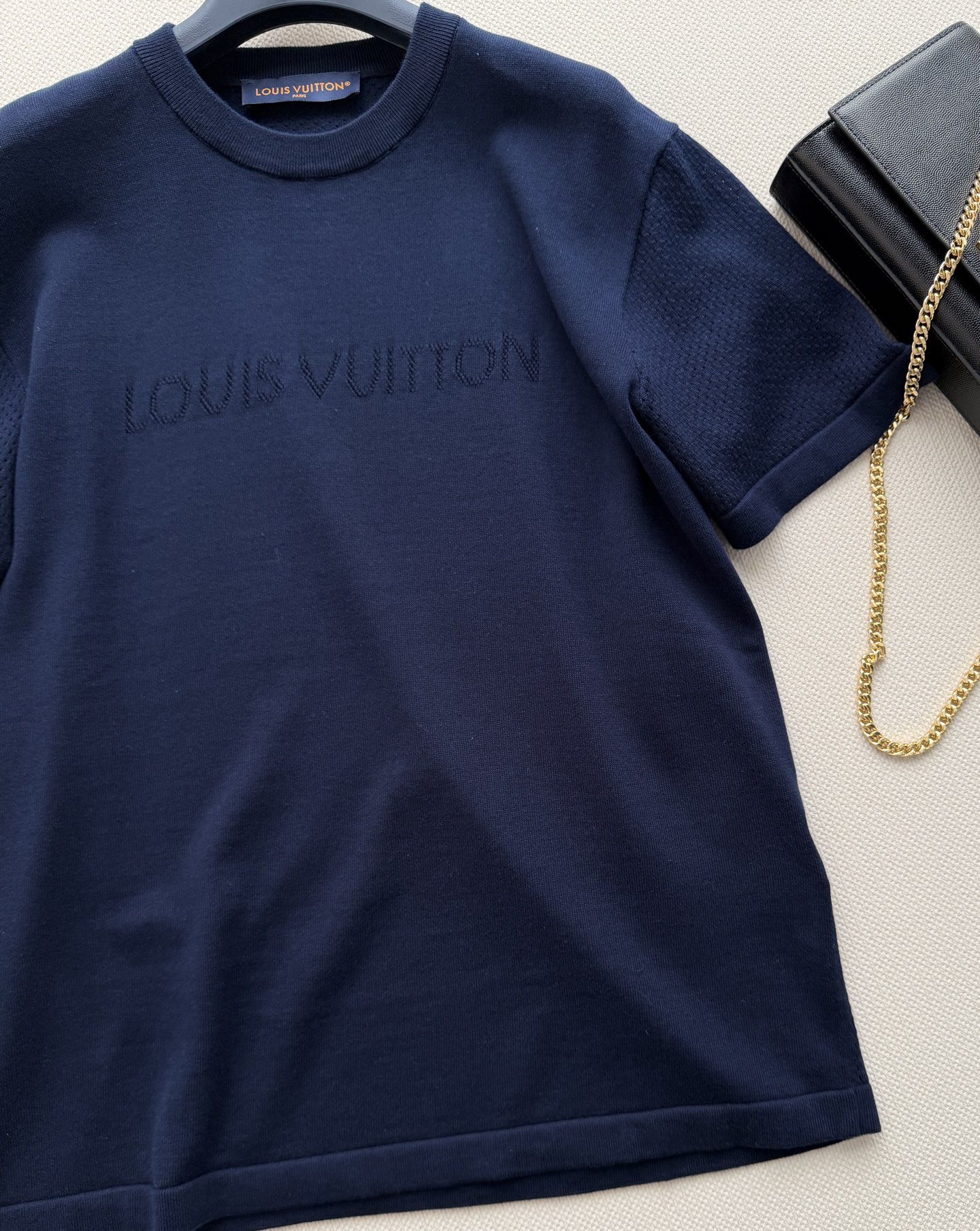 LouisVuitto*🆕短袖T恤，简约低调设计，胸前Logo刺绣超有辨识度！针织面料柔软透气，夏天穿超