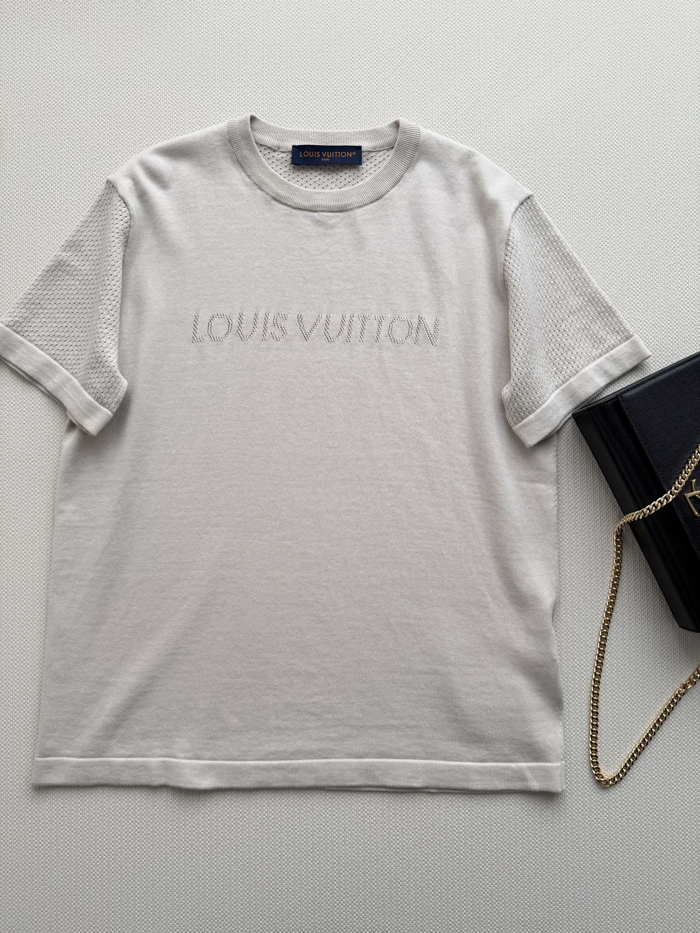 LouisVuitto*🆕短袖T恤，简约低调设计，胸前Logo刺绣超有辨识度！针织面料柔软透气，夏天穿超
