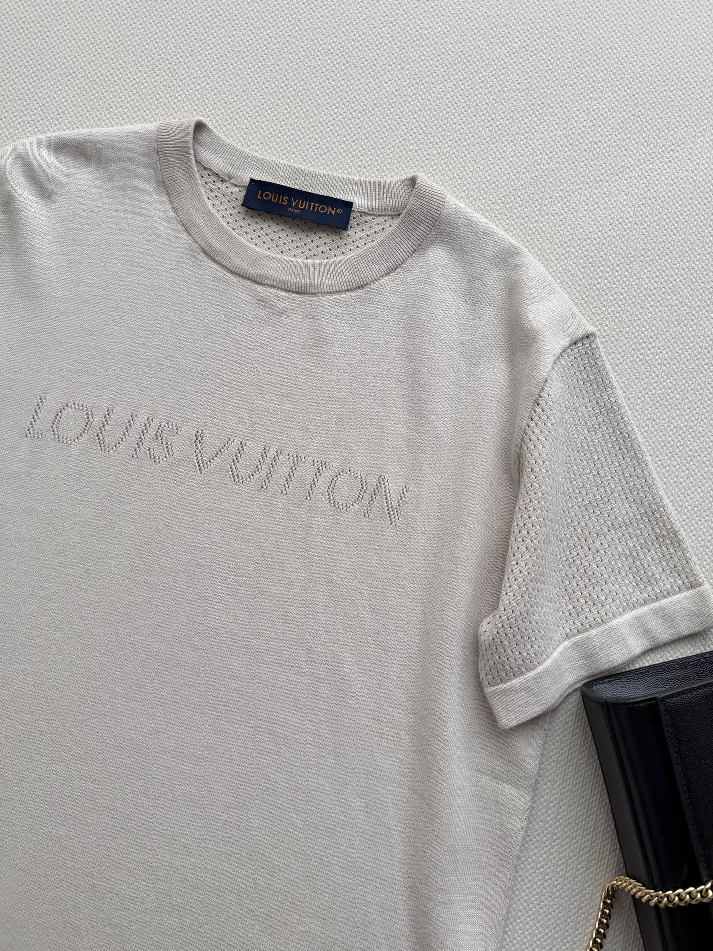 LouisVuitto*🆕短袖T恤，简约低调设计，胸前Logo刺绣超有辨识度！针织面料柔软透气，夏天穿超