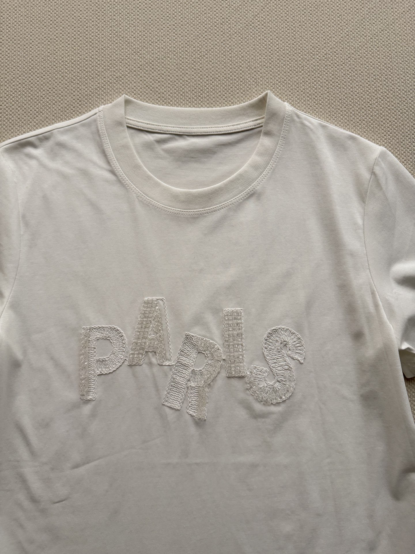 小众🆕巴黎珠绣盘绳T：巴黎的浪漫是藏在日常的精致，PARIS英文散落，通过盘绳和闪珠表现，blingbl