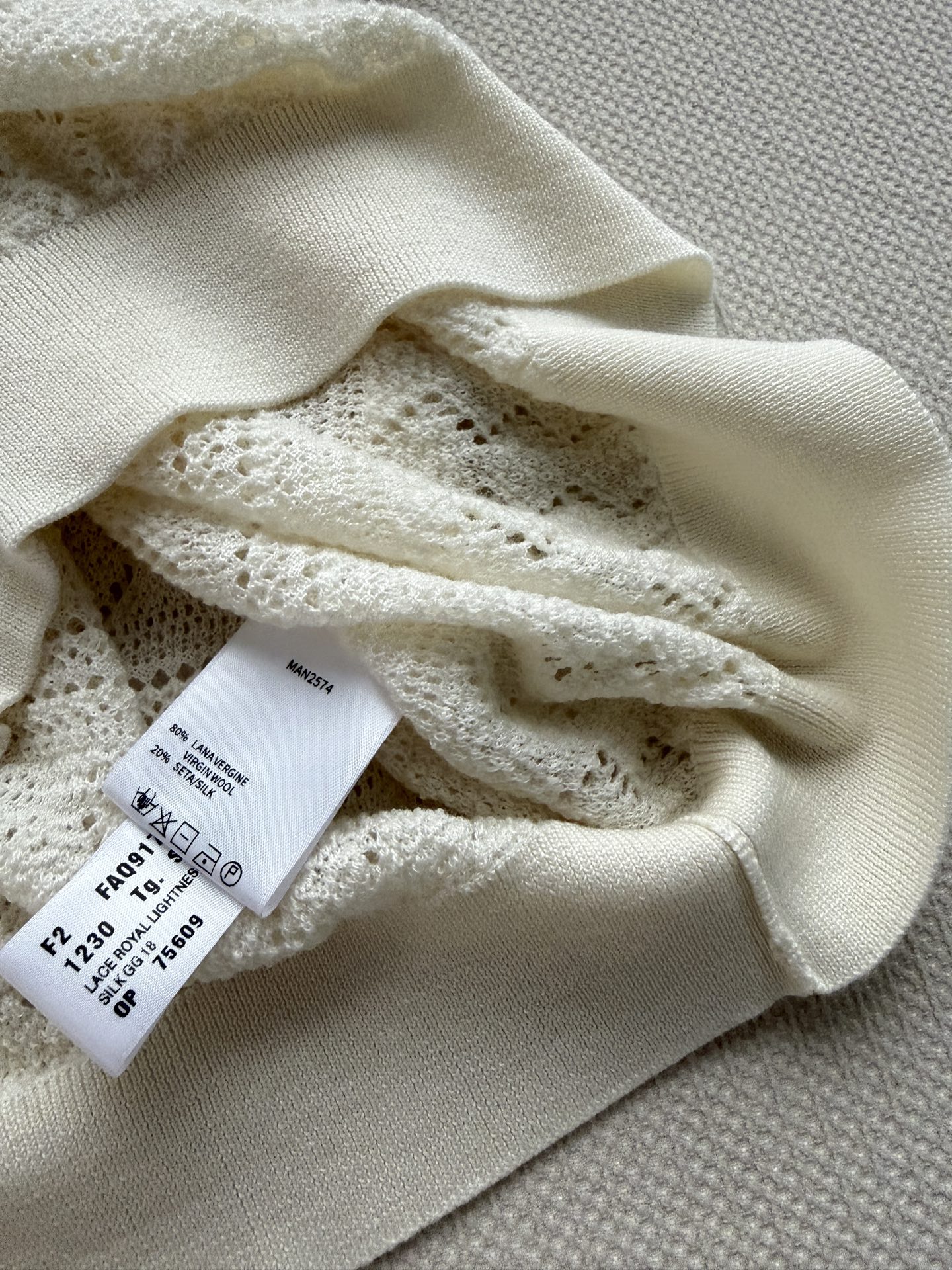 LoroPiana🆕26新品米白色镂空针织Polo衫，采用天丝混纺，透气又舒适，春夏穿超合适！Polo领