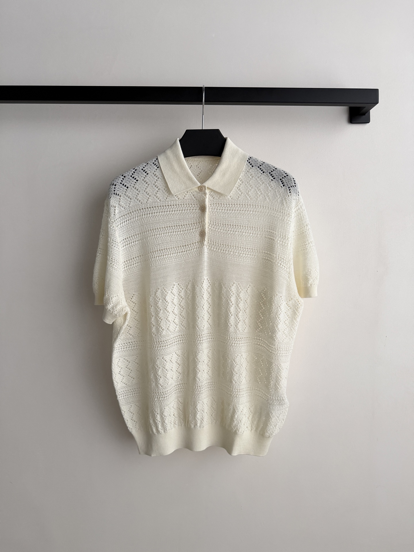 LoroPiana🆕26新品米白色镂空针织Polo衫，采用天丝混纺，透气又舒适，春夏穿超合适！Polo领