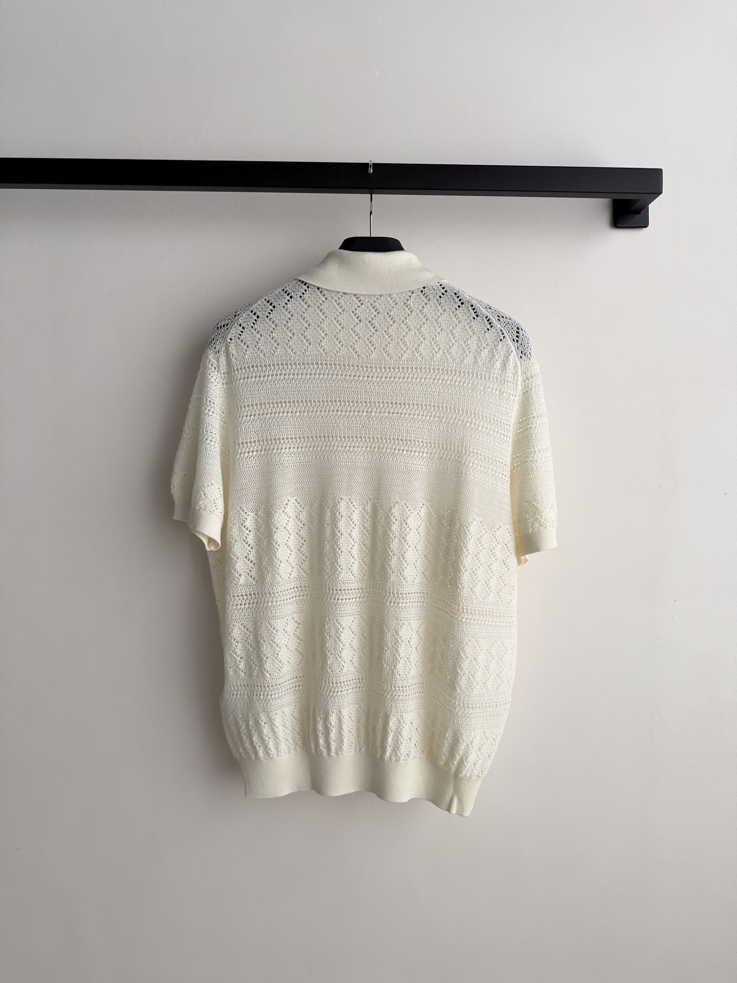 LoroPiana🆕26新品米白色镂空针织Polo衫，采用天丝混纺，透气又舒适，春夏穿超合适！Polo领