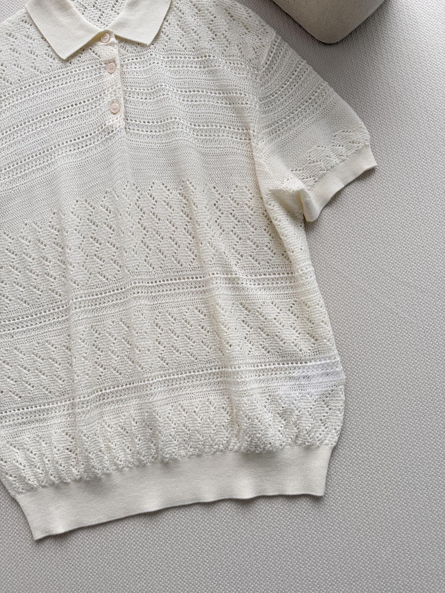 LoroPiana🆕26新品米白色镂空针织Polo衫，采用天丝混纺，透气又舒适，春夏穿超合适！Polo领