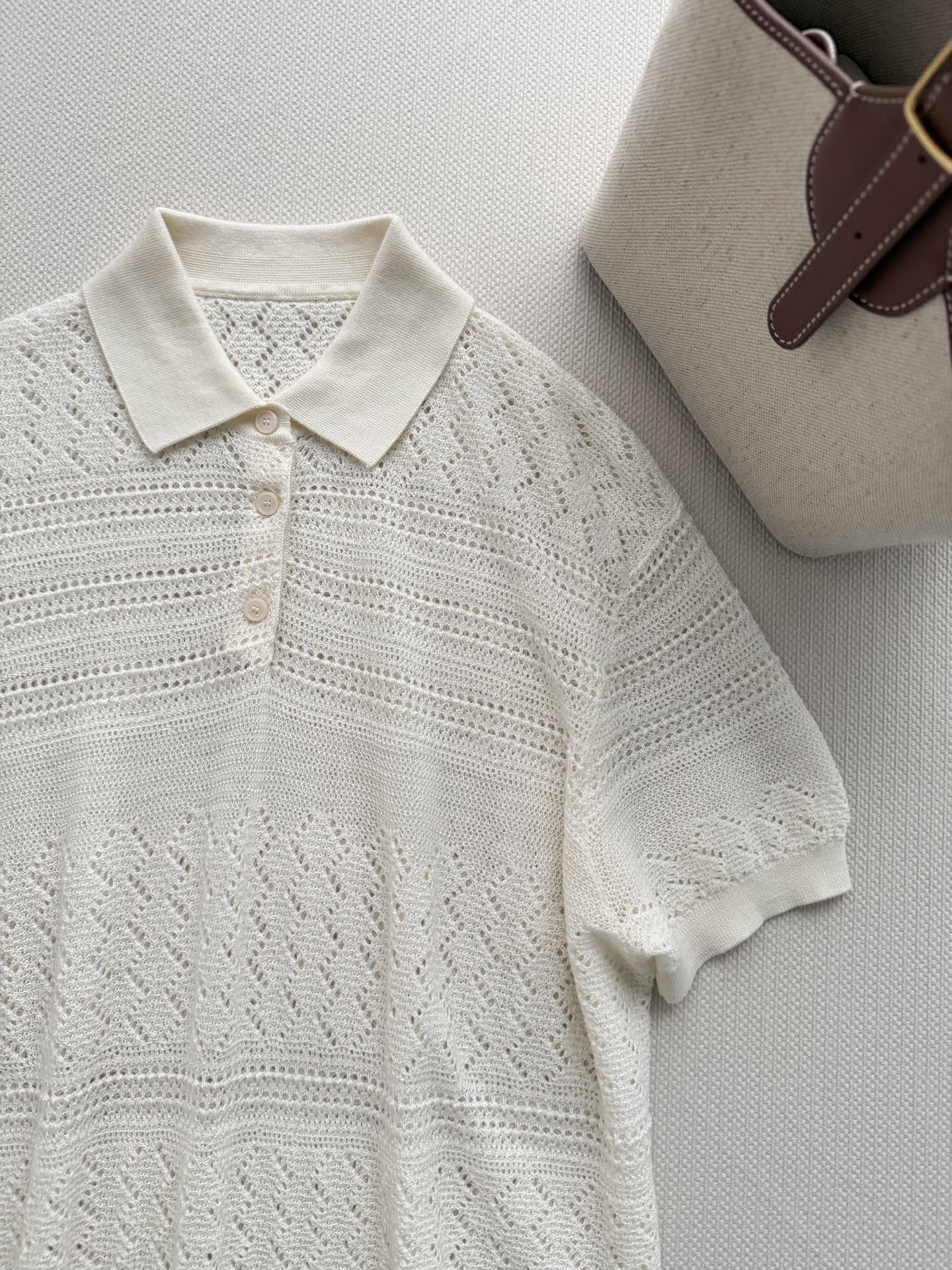 LoroPiana🆕26新品米白色镂空针织Polo衫，采用天丝混纺，透气又舒适，春夏穿超合适！Polo领