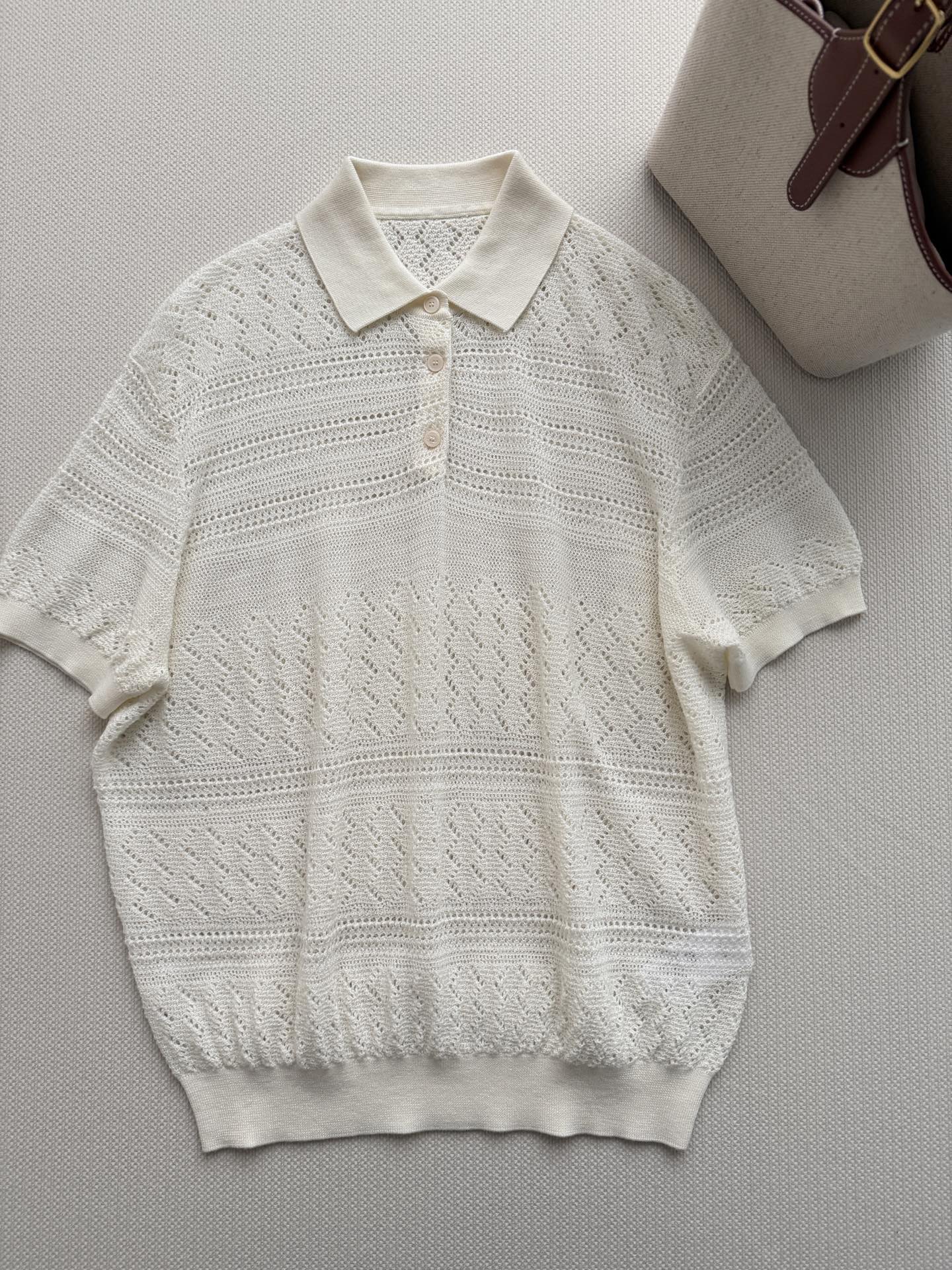 LoroPiana🆕26新品米白色镂空针织Polo衫，采用天丝混纺，透气又舒适，春夏穿超合适！Polo领
