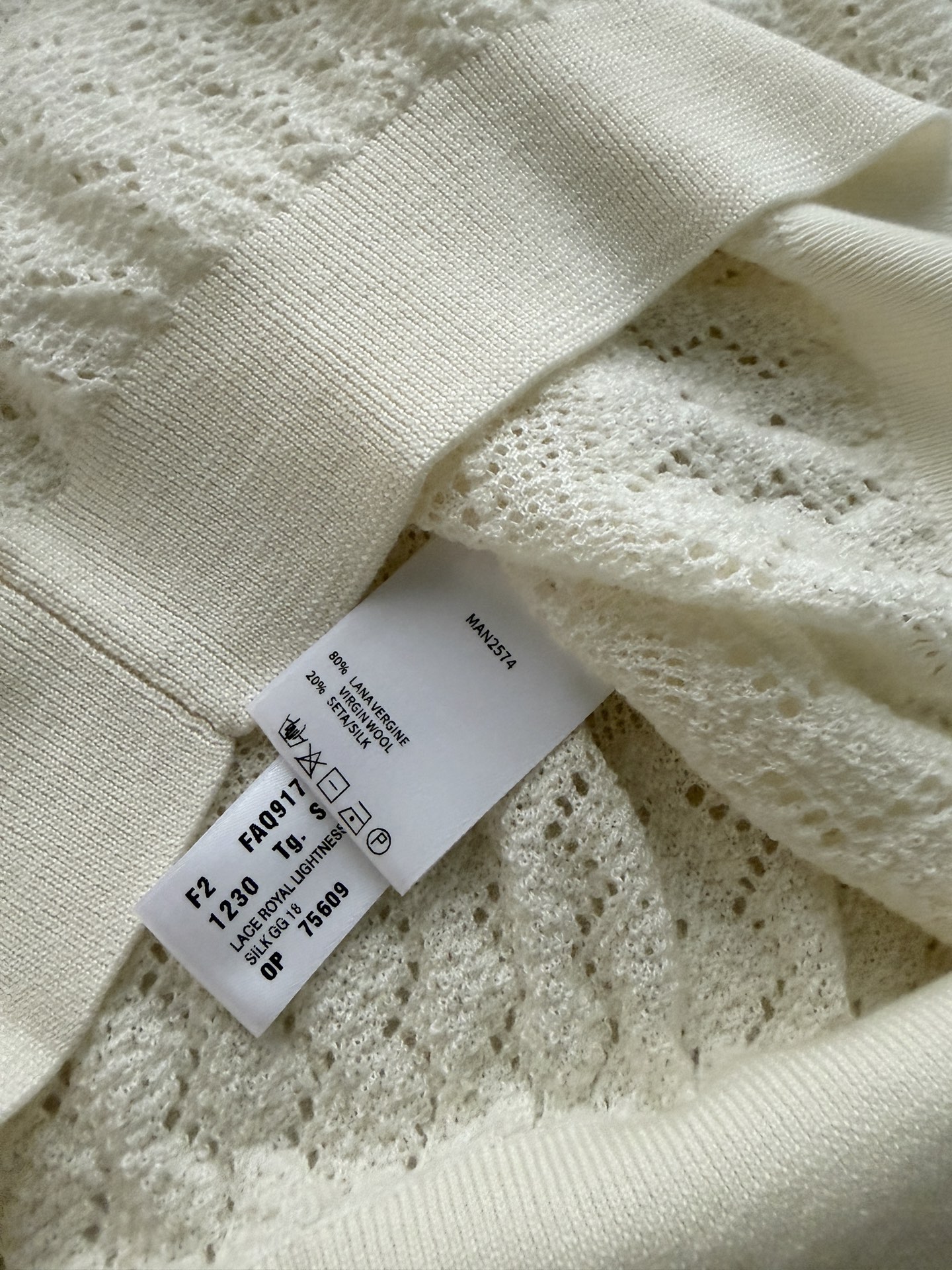 LoroPiana🆕26新品米白色镂空针织衫，采用天丝混纺，透气又舒适，春夏穿超合适！圆领设计，学院风满