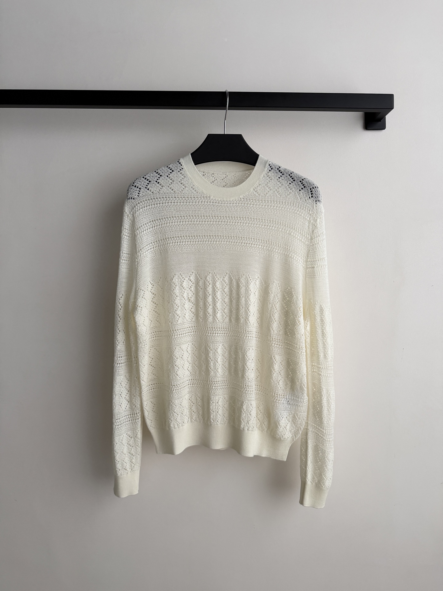 LoroPiana🆕26新品米白色镂空针织衫，采用天丝混纺，透气又舒适，春夏穿超合适！圆领设计，学院风满
